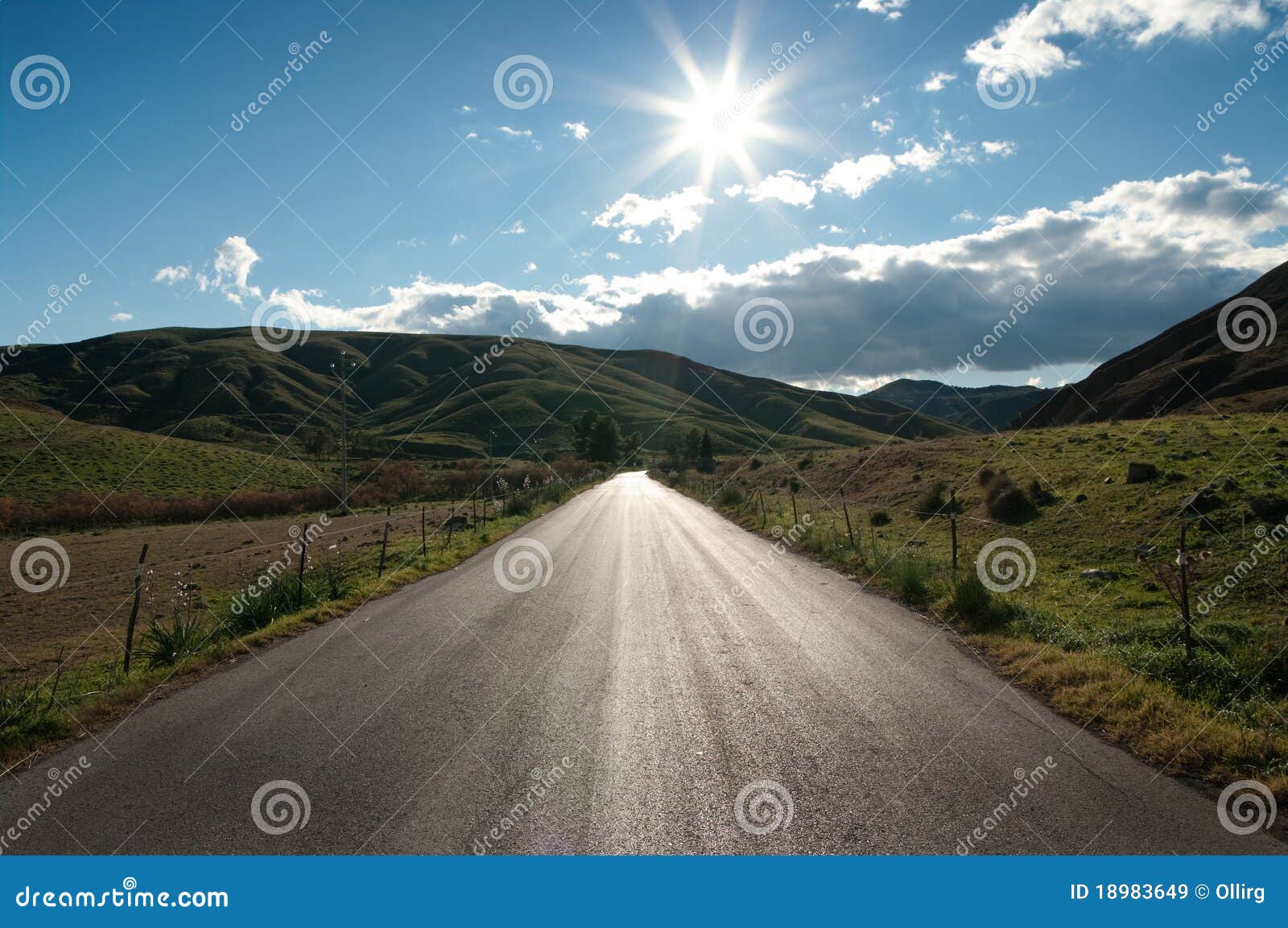 Asfalto de brilho de uma estrada secundária em retroiluminado