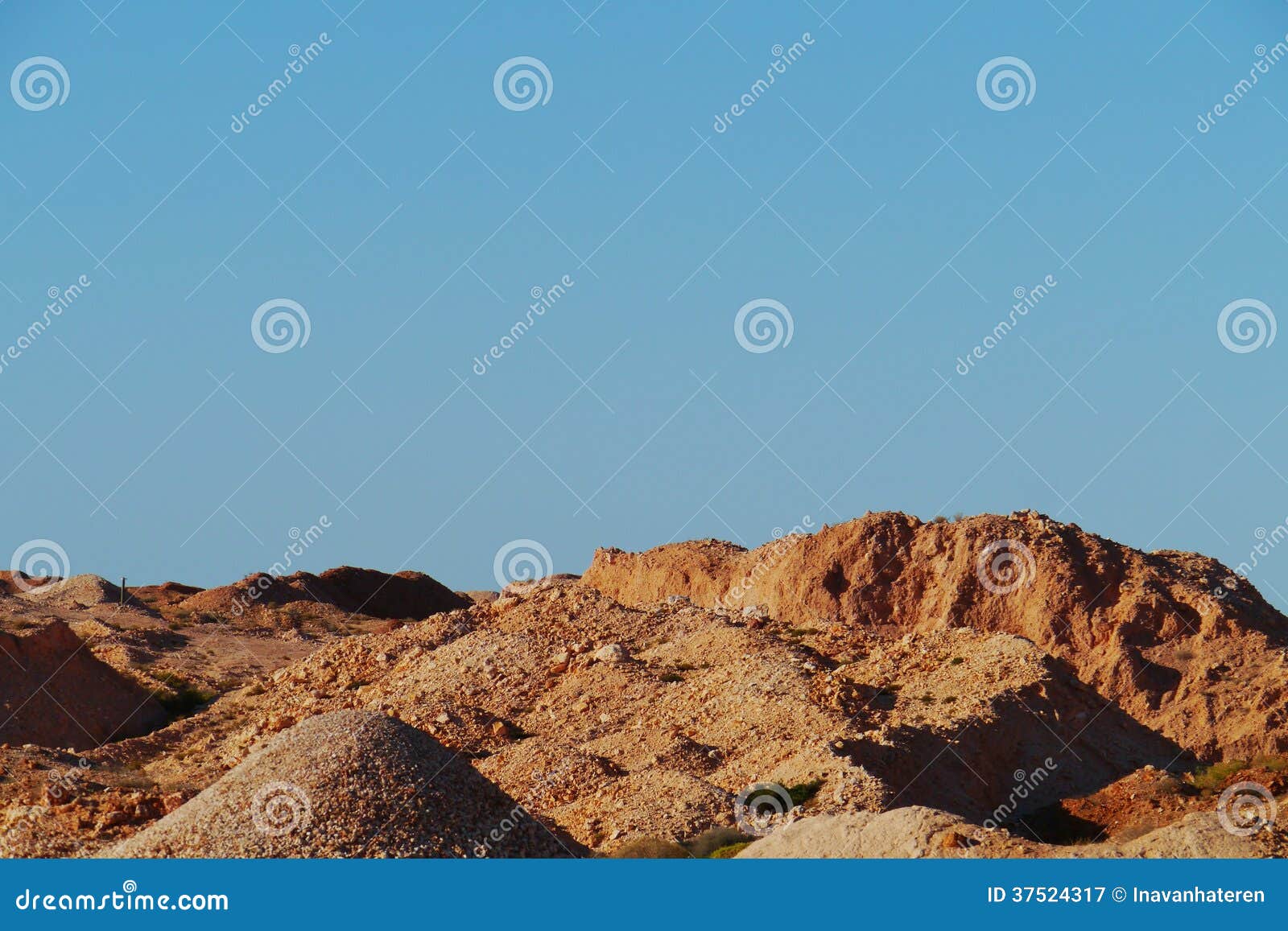 Estrazione mineraria australiana con le colline variopinte. Il paesaggio colourful con le miniere opaline di Coober Pedy in Australia Meridionale