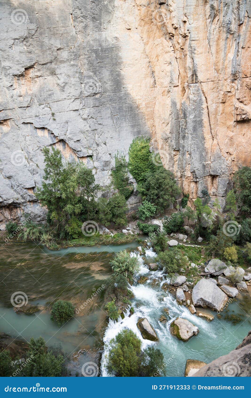 estrecho de chillapÃ¡jaros, canyon with blue river in montanejos