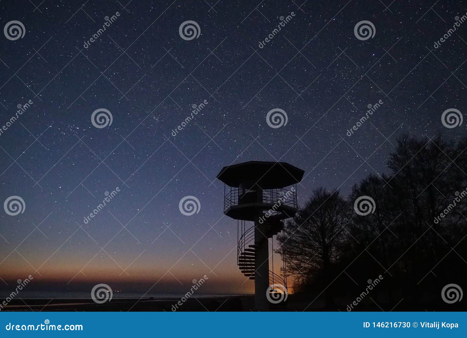 Estrelas e Via Látea do céu noturno observando, constelação de Perseus. Night Sky observing after sunset. Milky way stars, Perseus and Cygnus constellation over forest.