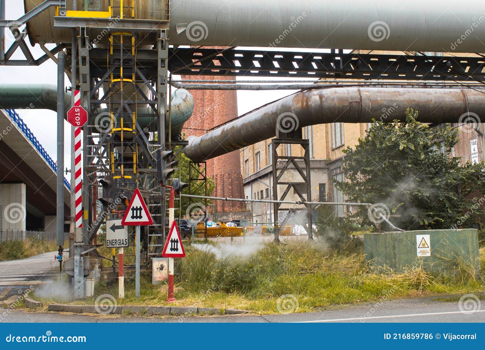 estructuras de tuberÃÂ­as junto a seÃÂ±alizaciÃÂ³n de peligro, y contaminaciÃÂ³n.