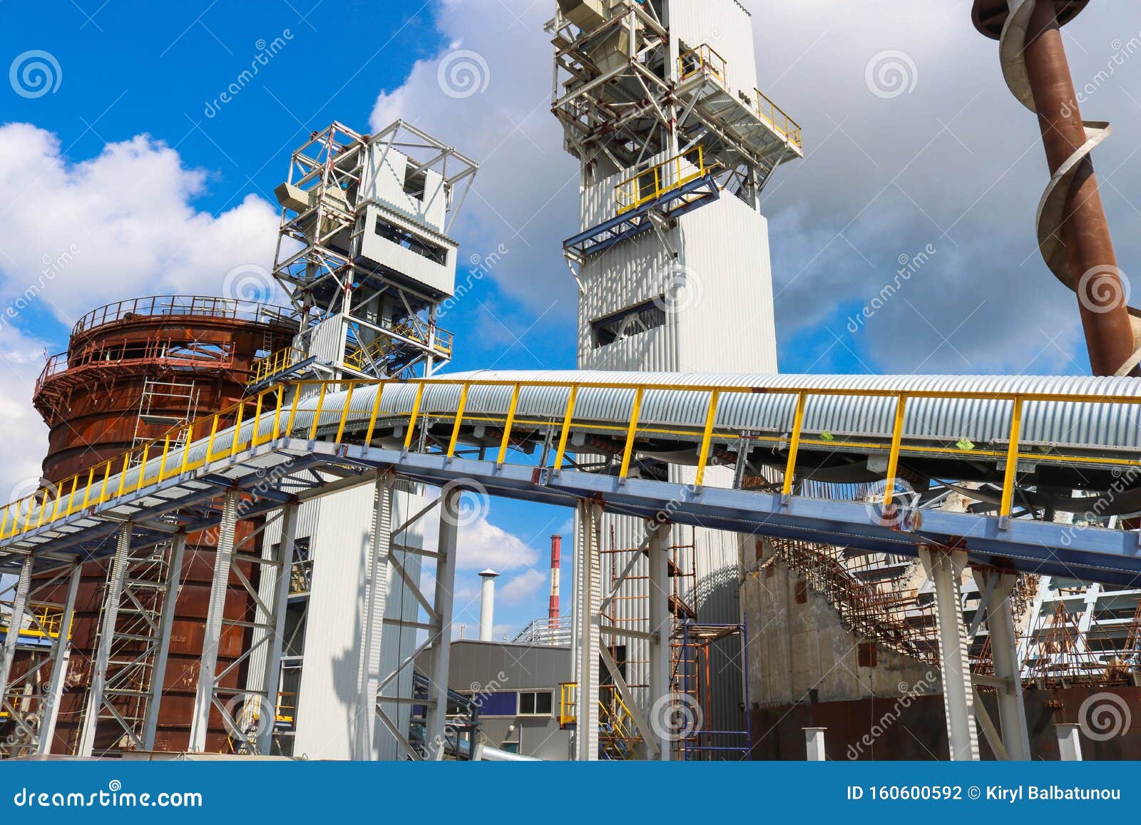 Estructuras MetÃ¡licas De Hierro, ProducciÃ³n Industrial Con Un Transportador, Tubos, Barandillas Y TuberÃas Para La ProducciÃ³n Foto de archivo