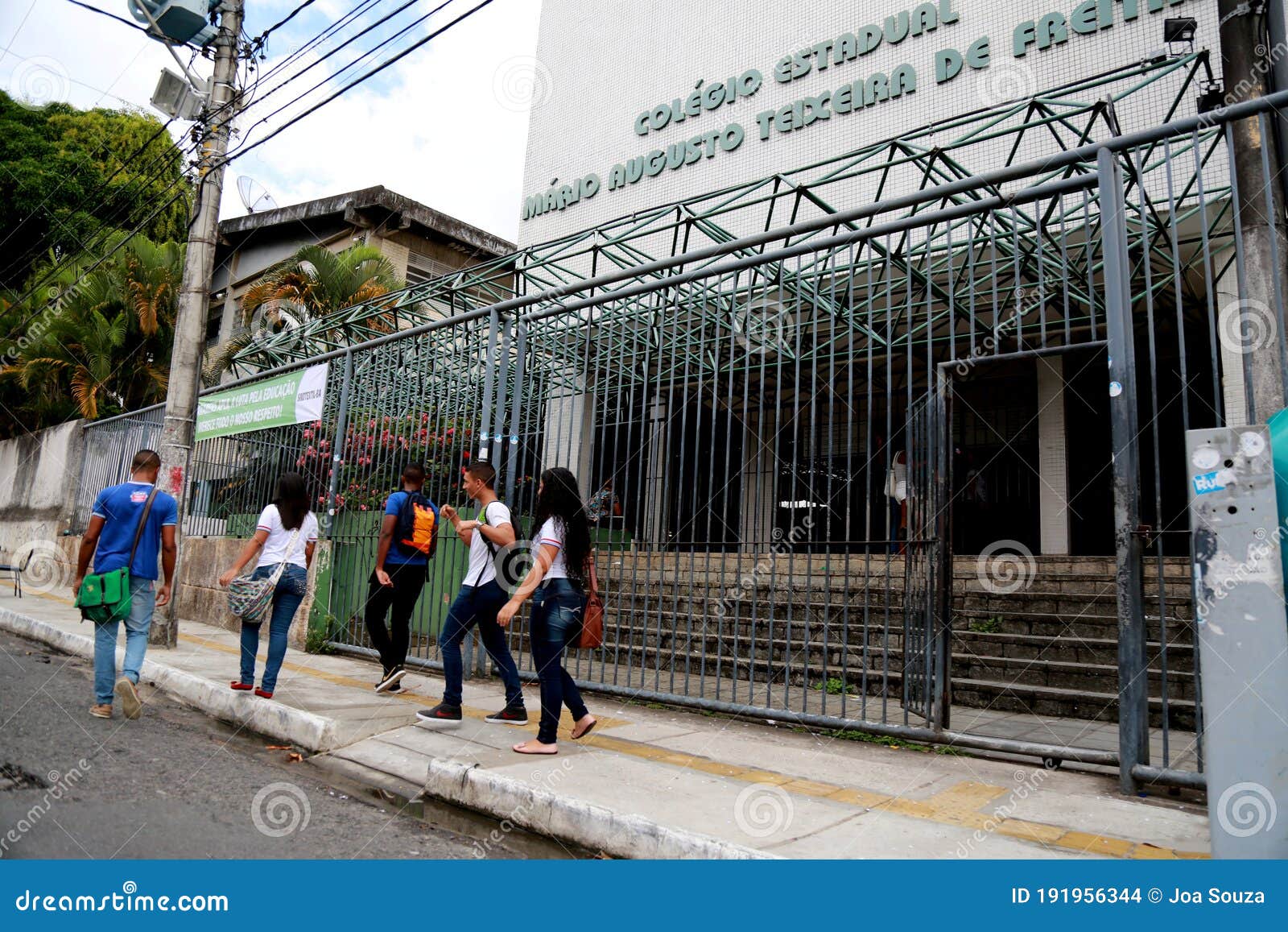 Aulas de uma das principais escolas públicas de Salvador são