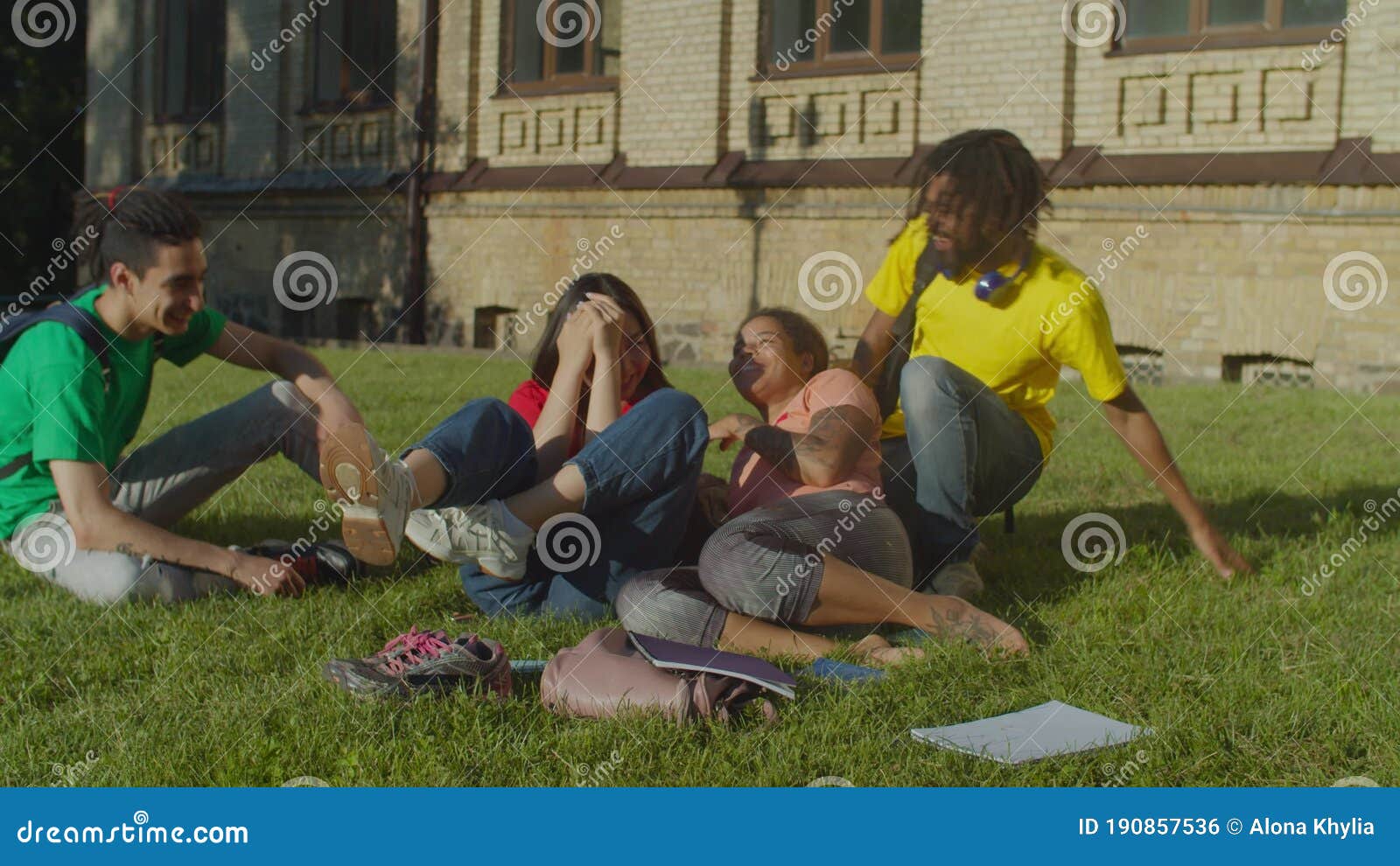 Estudantes Do Sexo Masculino Brincando Com Colegas De Classe Femininas Ao Ar Livre Filme foto foto