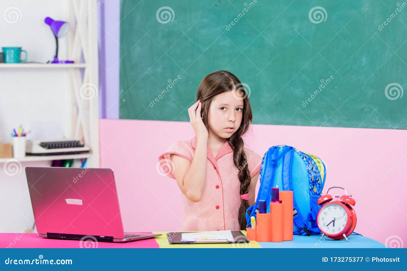 Estudar Online. Alarme De Lição. Conceito De Escolaridade Doméstica. Bom Dia. Garota Na Aula Com Relógio Esperando O Dia. Menina P Imagem de Stock - Imagem de extremidade, conceito: 173275377 Estudar Online. Alarme De Lição. Conceito De Escolaridade Doméstica. Bom Dia. Garota Na Aula Com Relógio Esperando O Dia. Menina P Imagem de Stock - Imagem de extremidade, conceito: 173275377