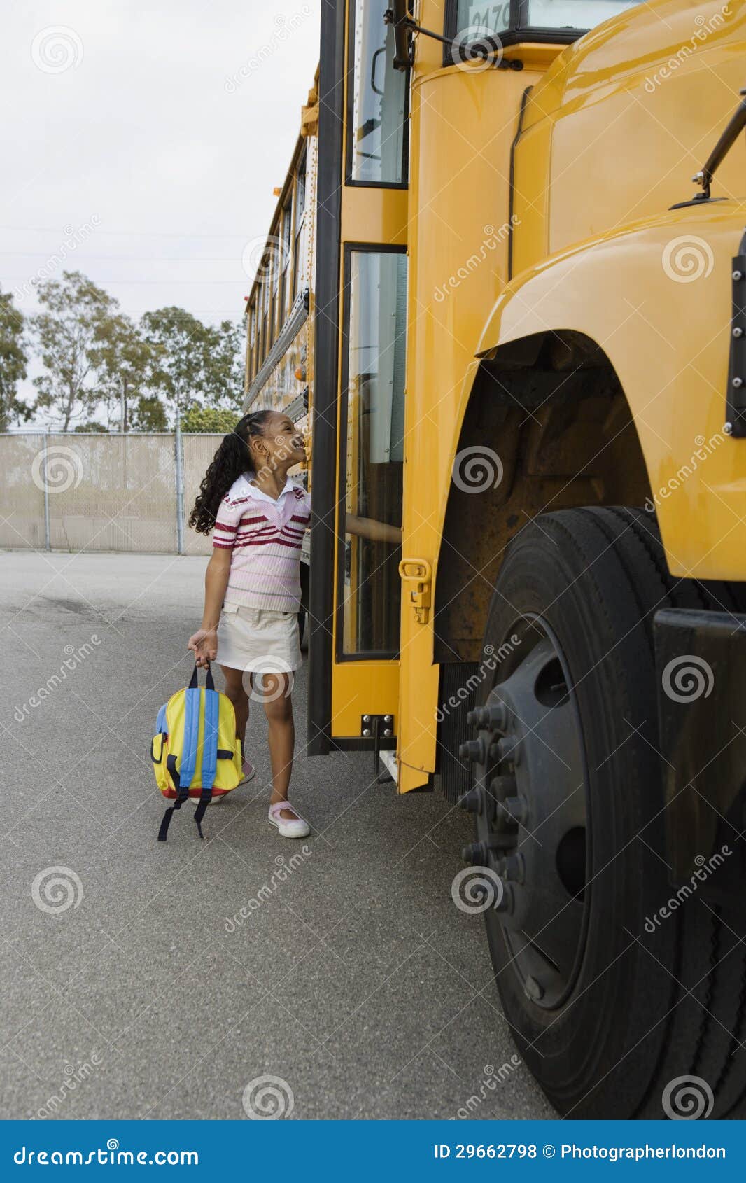 Estudiante Boarding School Bus Foto de archivo Imagen de raza