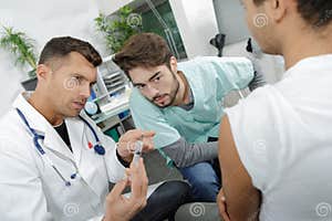 Estudiante Joven Del Interno Que Aprende Con El Doctor Experimentado 