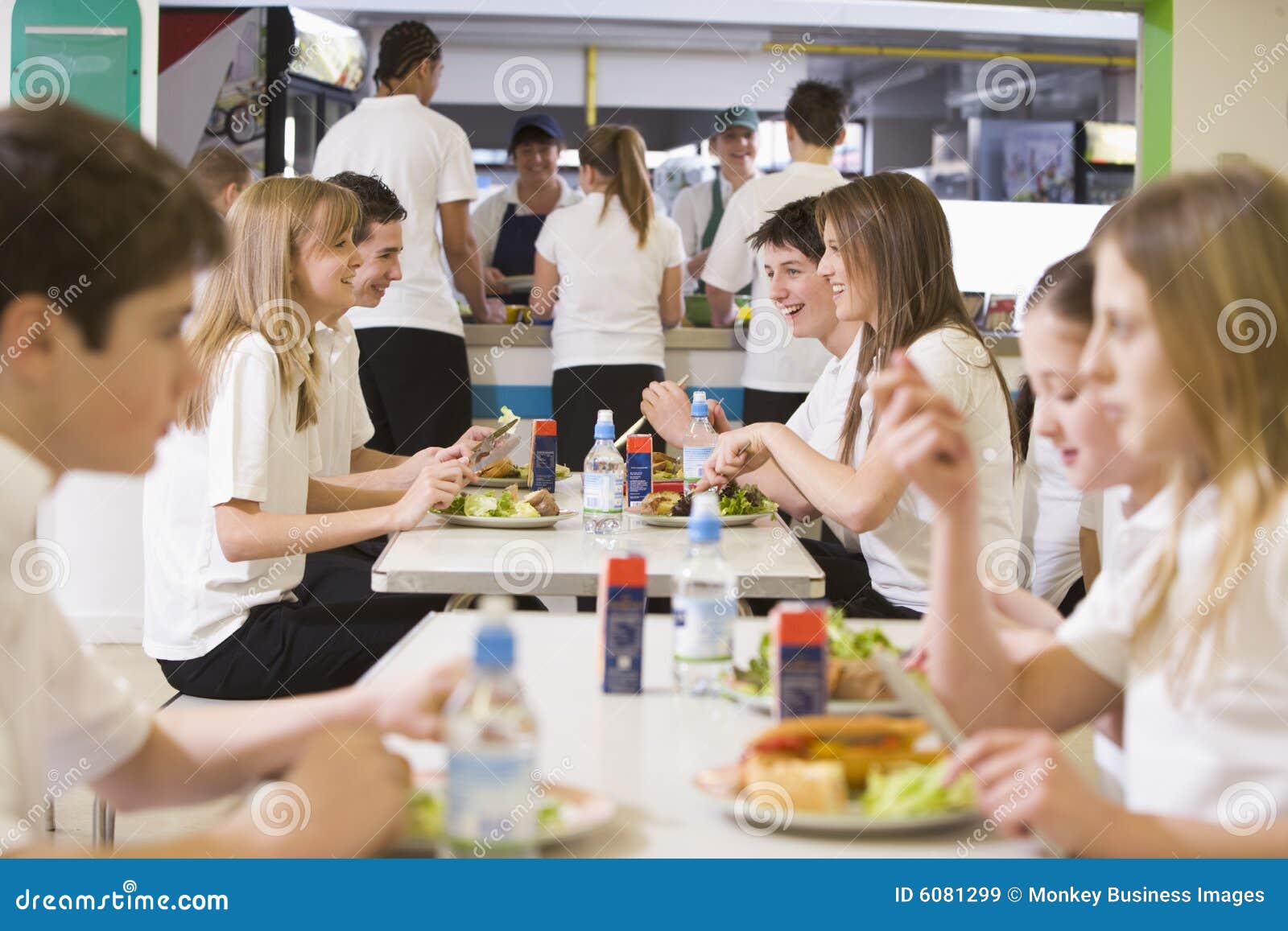 Estudiantes En La Cafetería De Escuela Imagen de archivo - Imagen de  disfrutar, alto: 6081299