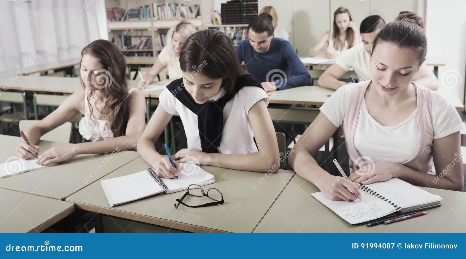 Estudiantes En Sala De Clase En Examen Imagen de archivo Imagen de