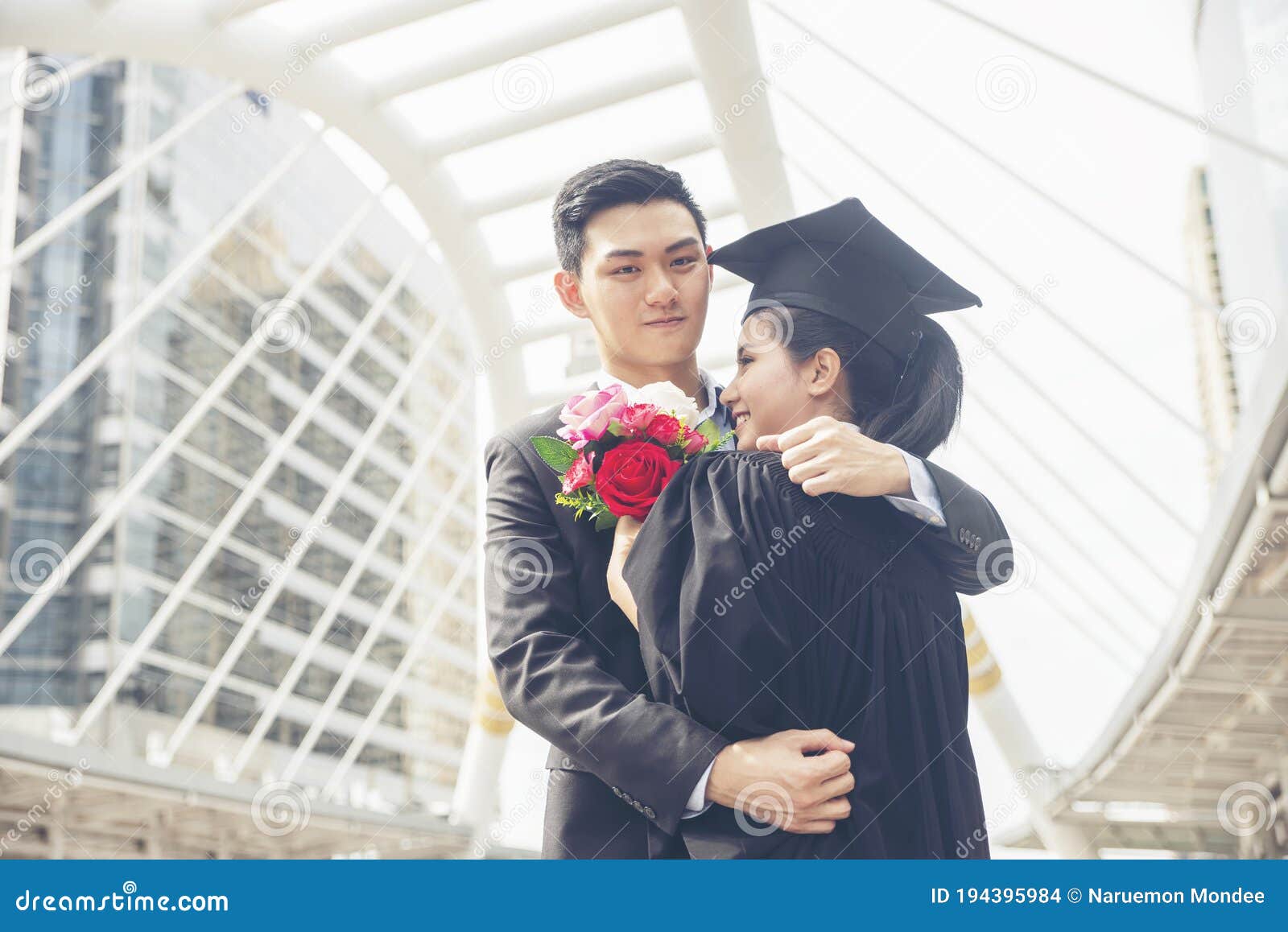Estudiantes Graduados Y Educación De éxito En El Concepto Universitario. Feliz Pareja De Estudiantes Asiáticos Que Se Gradúan Y Se Foto de archivo - Imagen de sombrero, casado: 194395984 Estudiantes Graduados Y Educación De éxito En El Concepto Universitario. Feliz Pareja De Estudiantes Asiáticos Que Se Gradúan Y Se Foto de archivo - Imagen de sombrero, casado: 194395984