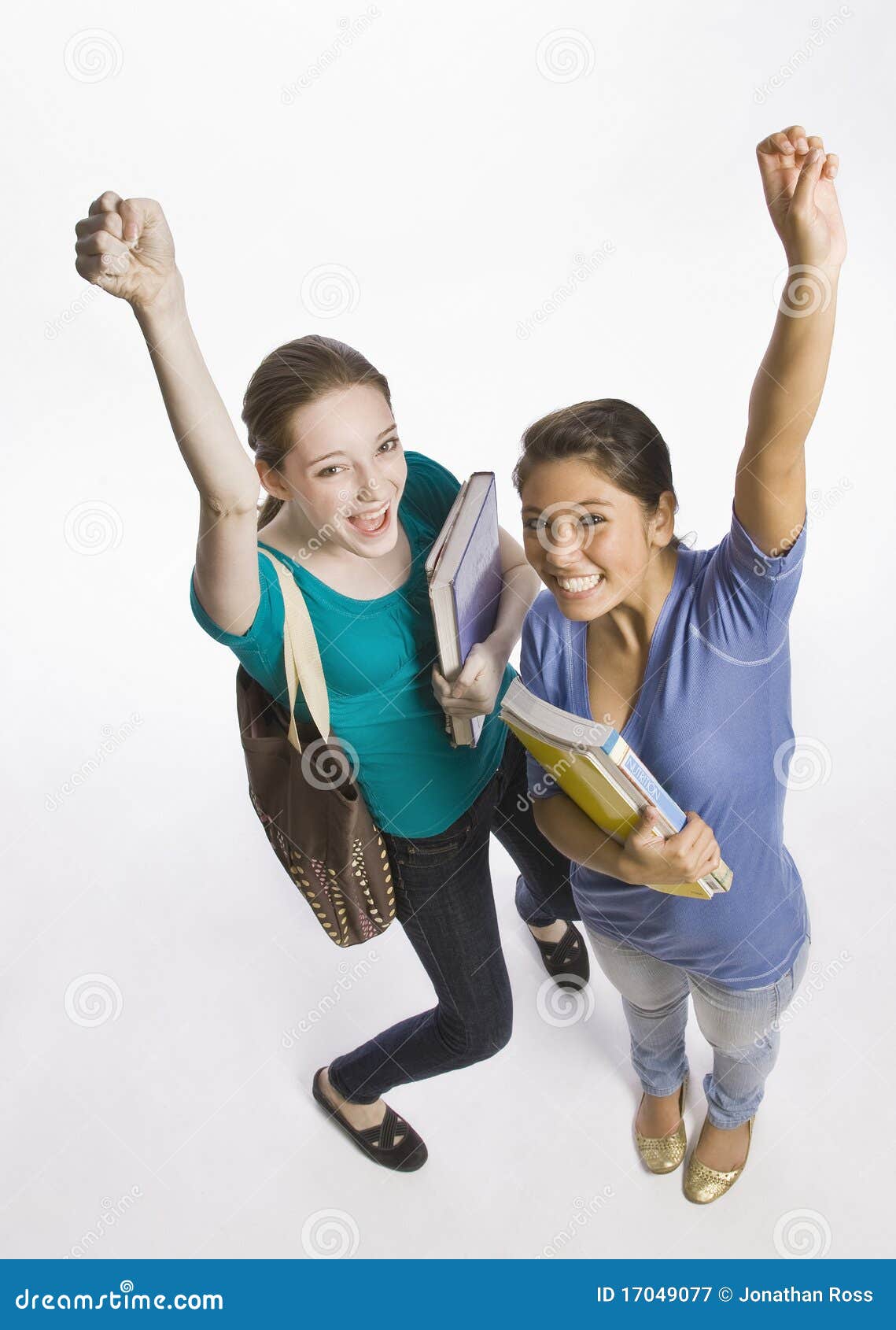 Estudiantes Cargando Libros Y Animando Imagen de archivo - Imagen de  latino, sonriente: 17049077, image size:1139x1690