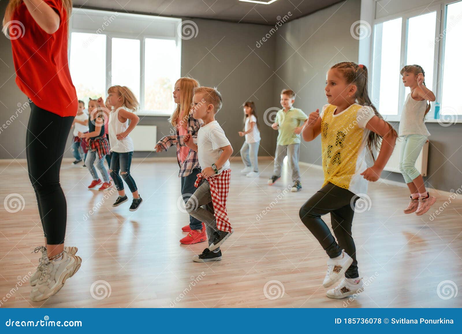 Estudiar Danza Moderna Grupo De Niños Y Niñas Bailando Mientras Tienen