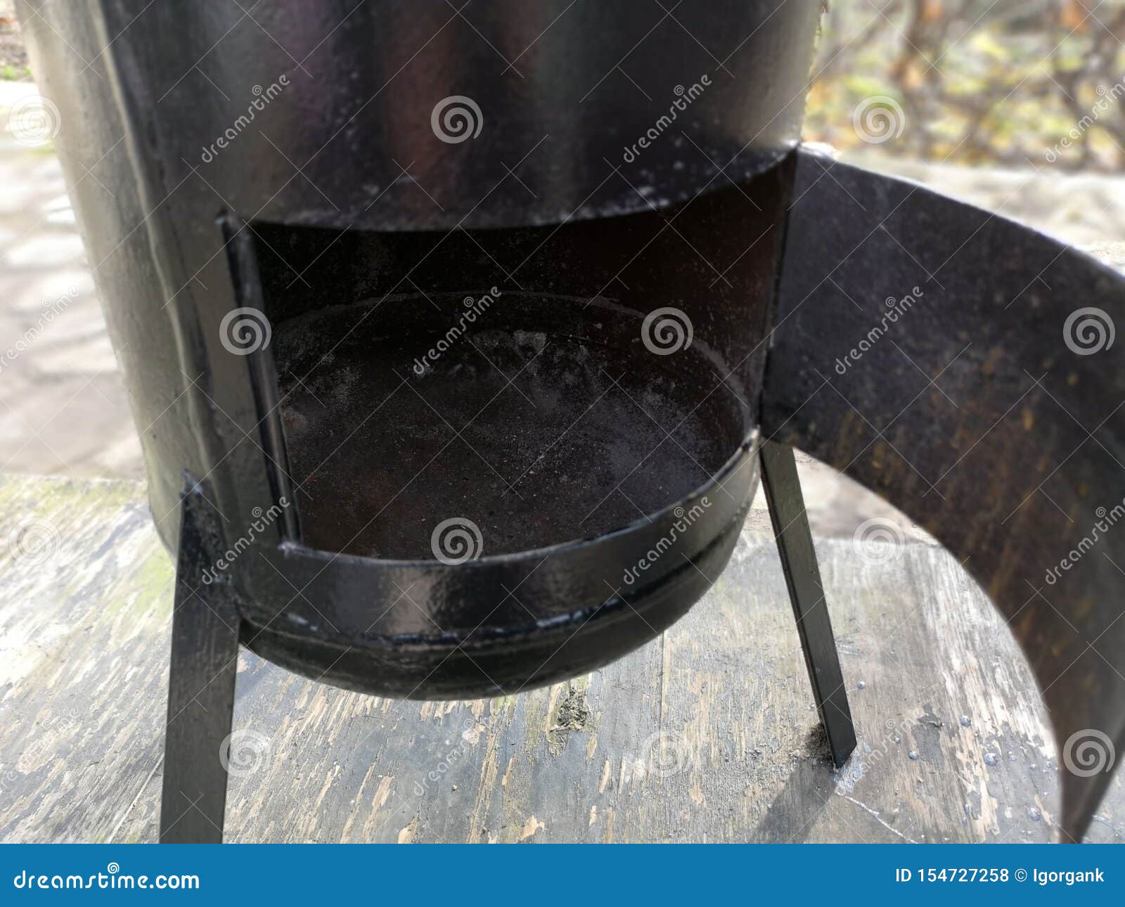 Estufa de hierro fundido negro, chimenea ardiente, estufa de leña
