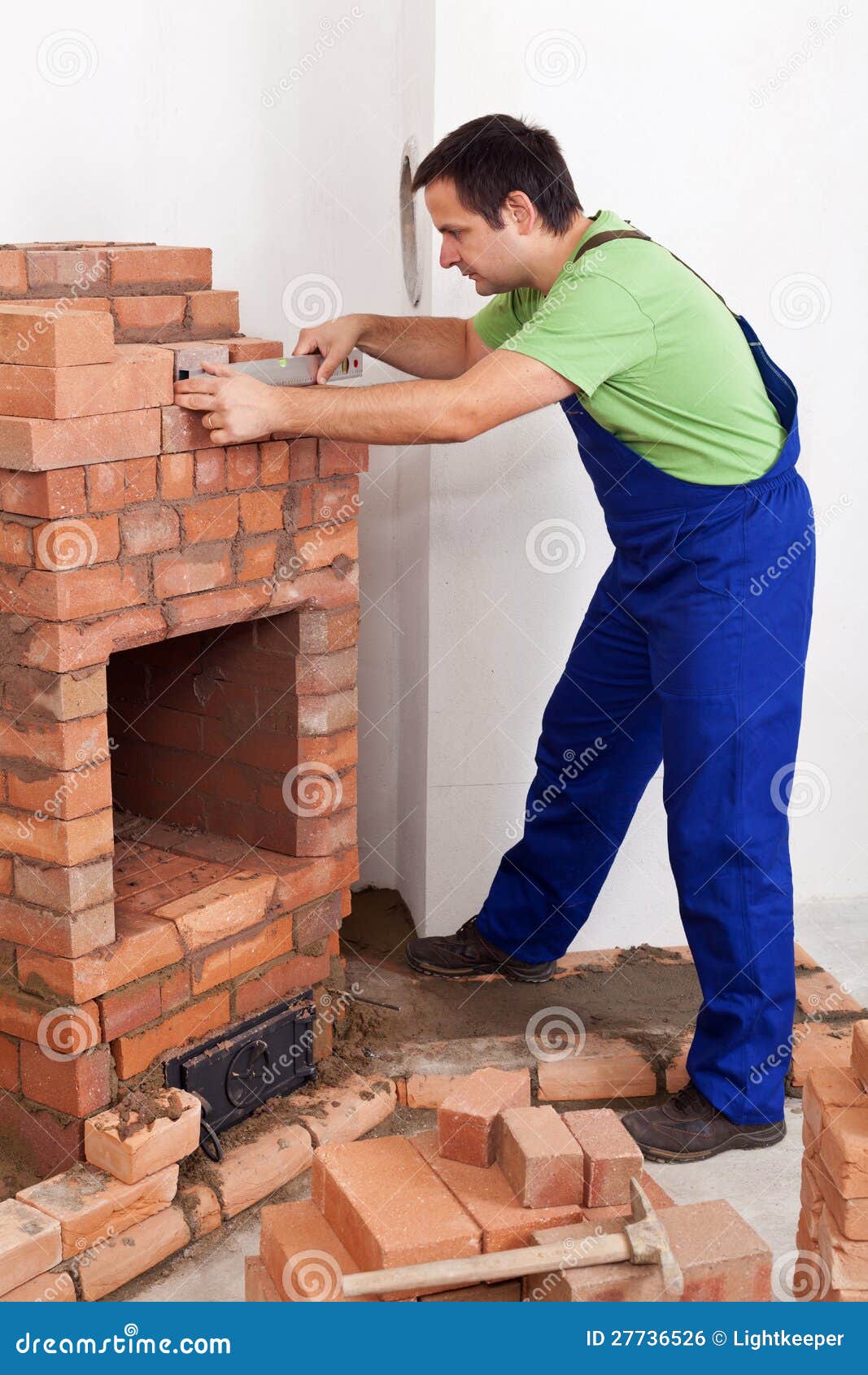 Trabajador Construyendo Una Estufa O Chimenea De Ladrillo Foto de archivo -  Imagen de herramienta, casero: 27736526, image size:1067x1690