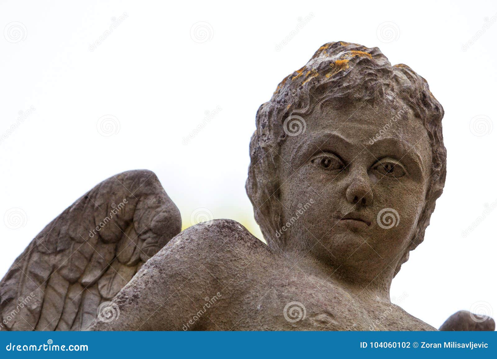 Estátua do anjo das crianças no cemitério da cidade isolado com backg branco. Estátua do anjo das crianças no cemitério da cidade isolado com fundo branco, fim acima Cemitério velho com estátuas das lápides Arte da escultura