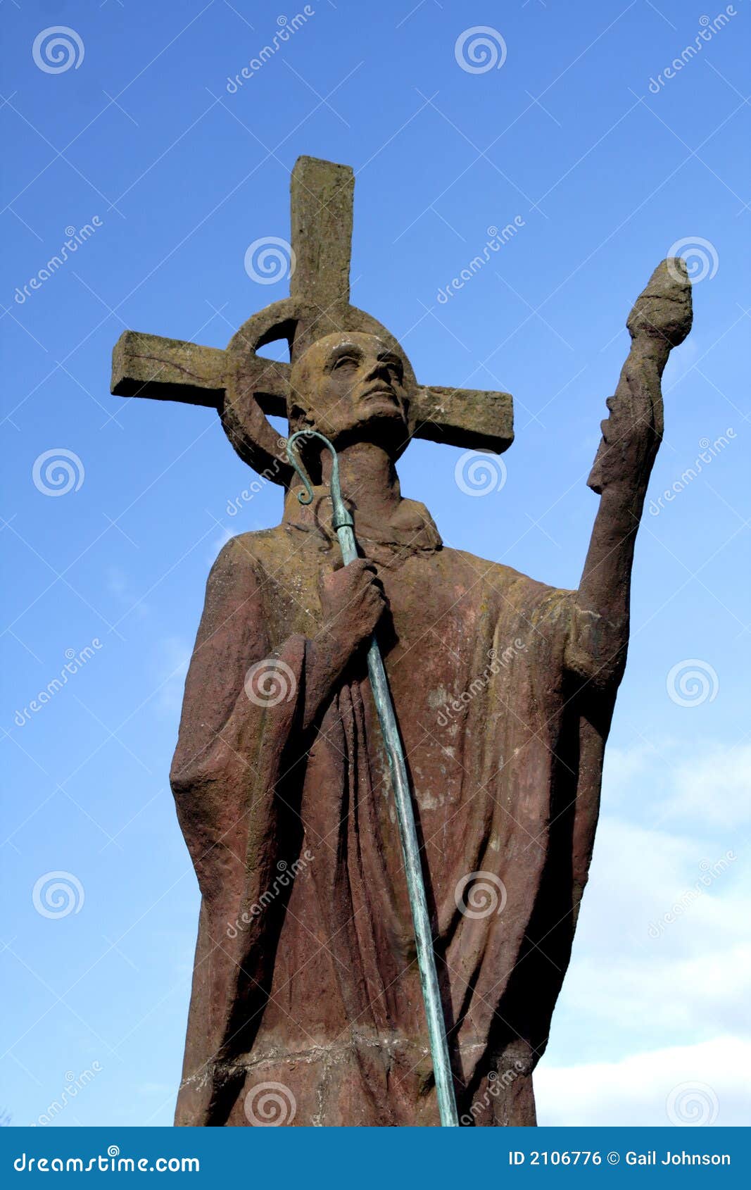 Estátua do St Aidan no convento santamente Northumberland Inglaterra do console
