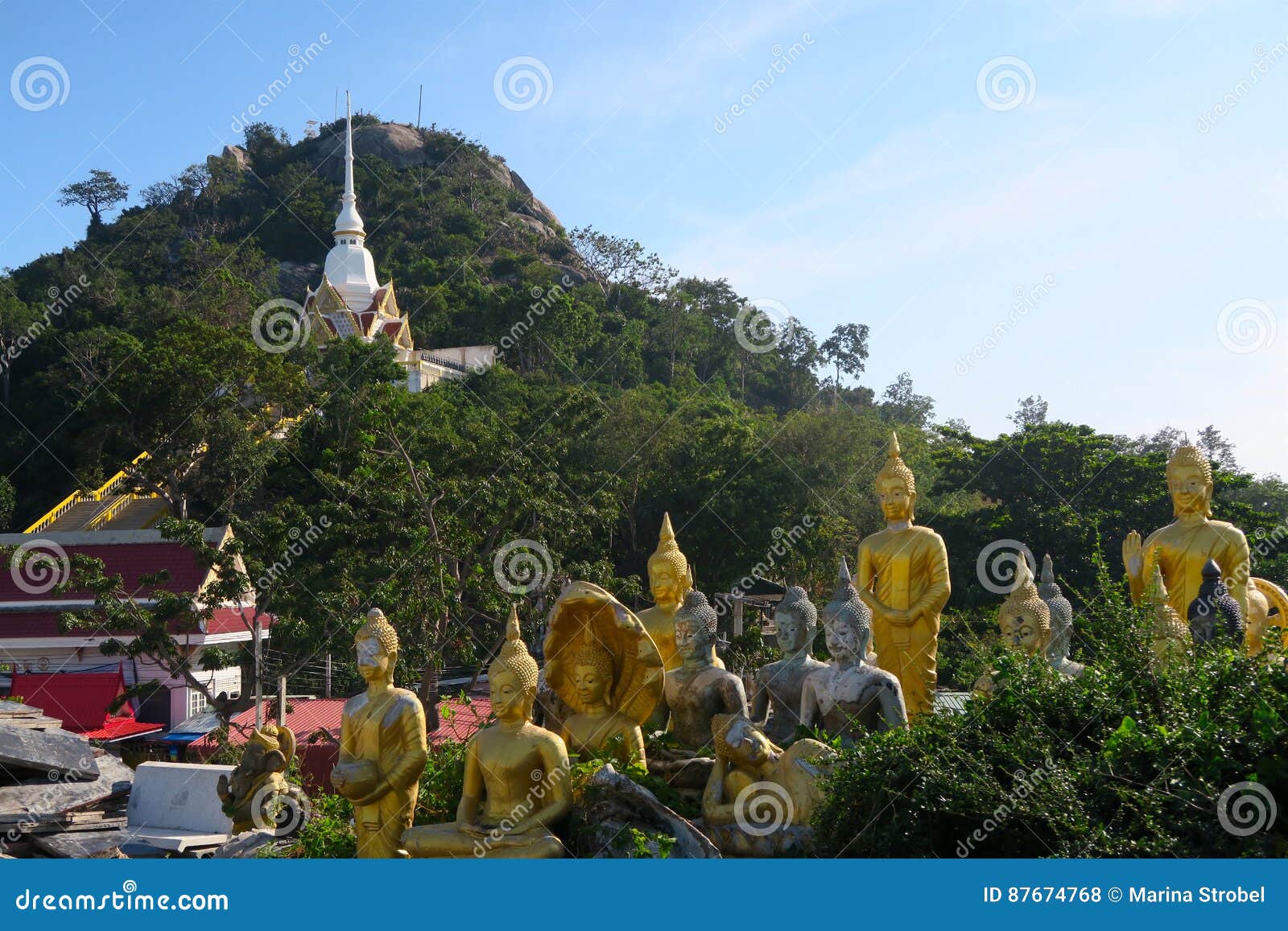 Estátuas no templo, montanha da Buda do macaco, Tailândia