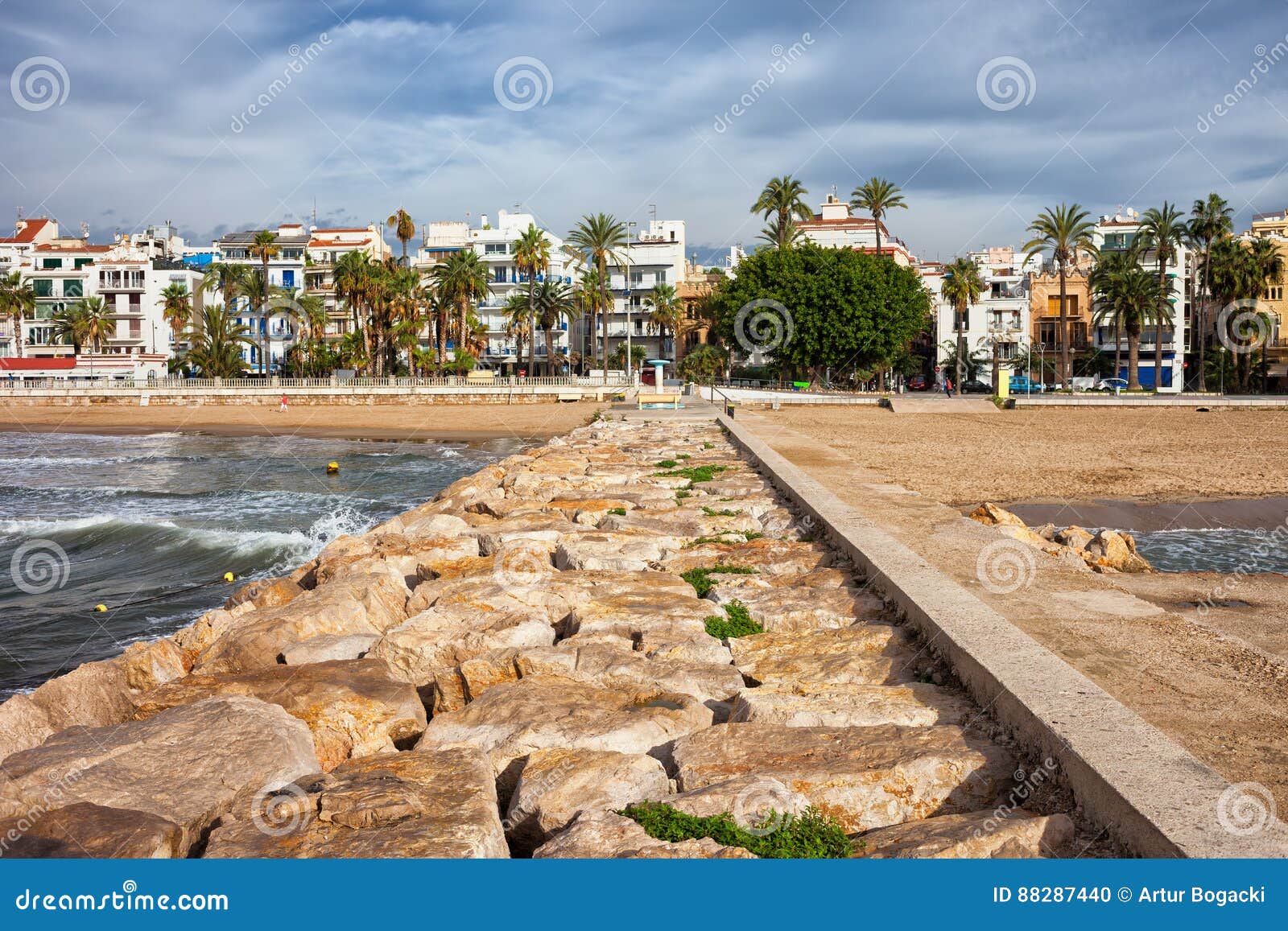Estância turística de Sitges na Espanha. Cidade de estância balnear de Sitges na Espanha, na skyline e na praia de um cais do mar