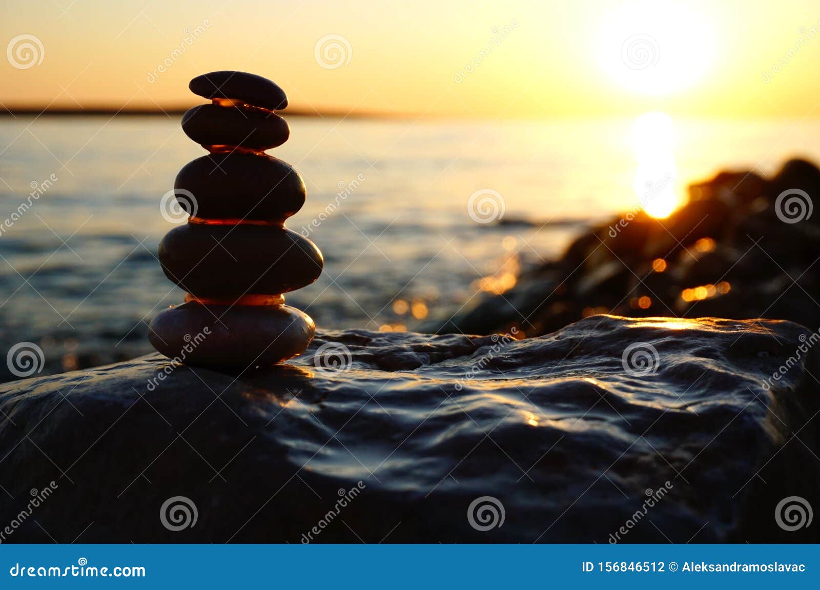 Ete Coucher De Soleil Sur La Mer Avec Plage De Galets Et Silhouette De Cailloux Devant Le Soleil Photo Stock Image Du Horizontal Rivage 156846512