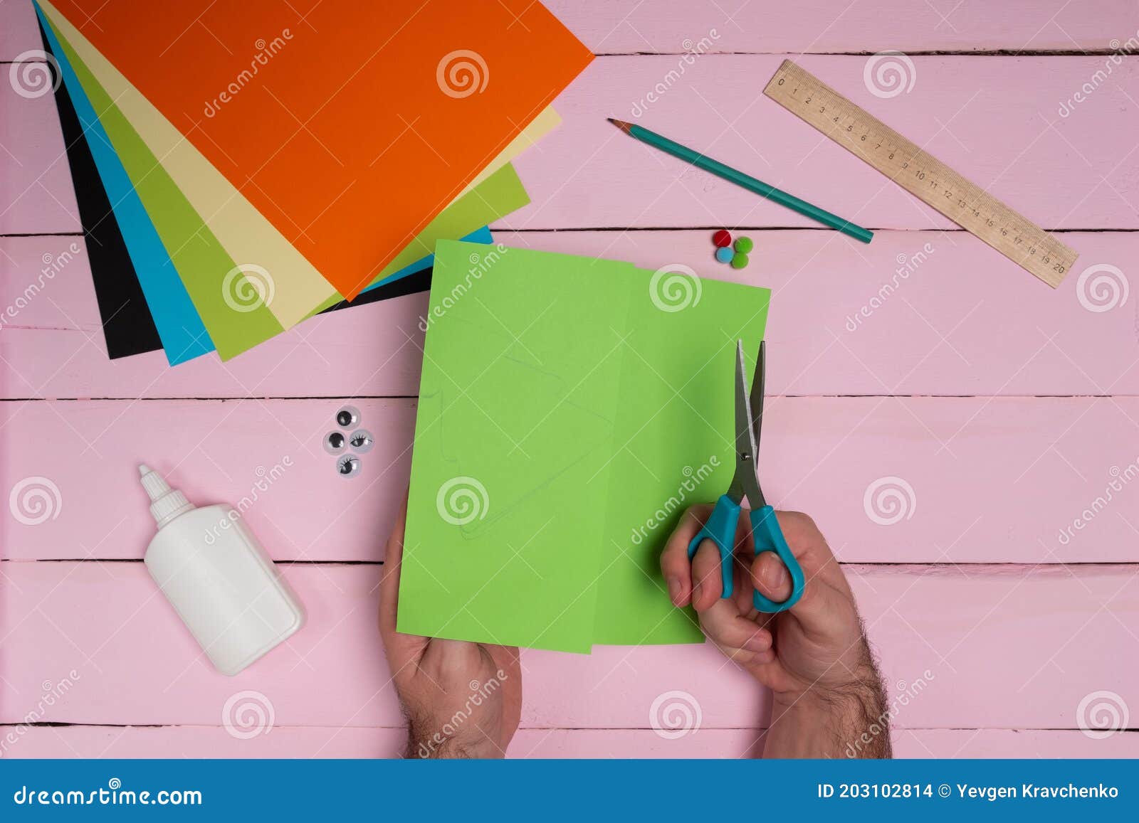 Etapa 2. Como Fazer Cartão De Natal a Partir De Papel Colorido Com Crianças. Instruções Passo a Passo. Decoração De Ano Novo Feita Foto de Stock - Imagem de papel, natal: 203102814 Etapa 2. Como Fazer Cartão De Natal a Partir De Papel Colorido Com Crianças. Instruções Passo a Passo. Decoração De Ano Novo Feita Foto de Stock - Imagem de papel, natal: 203102814