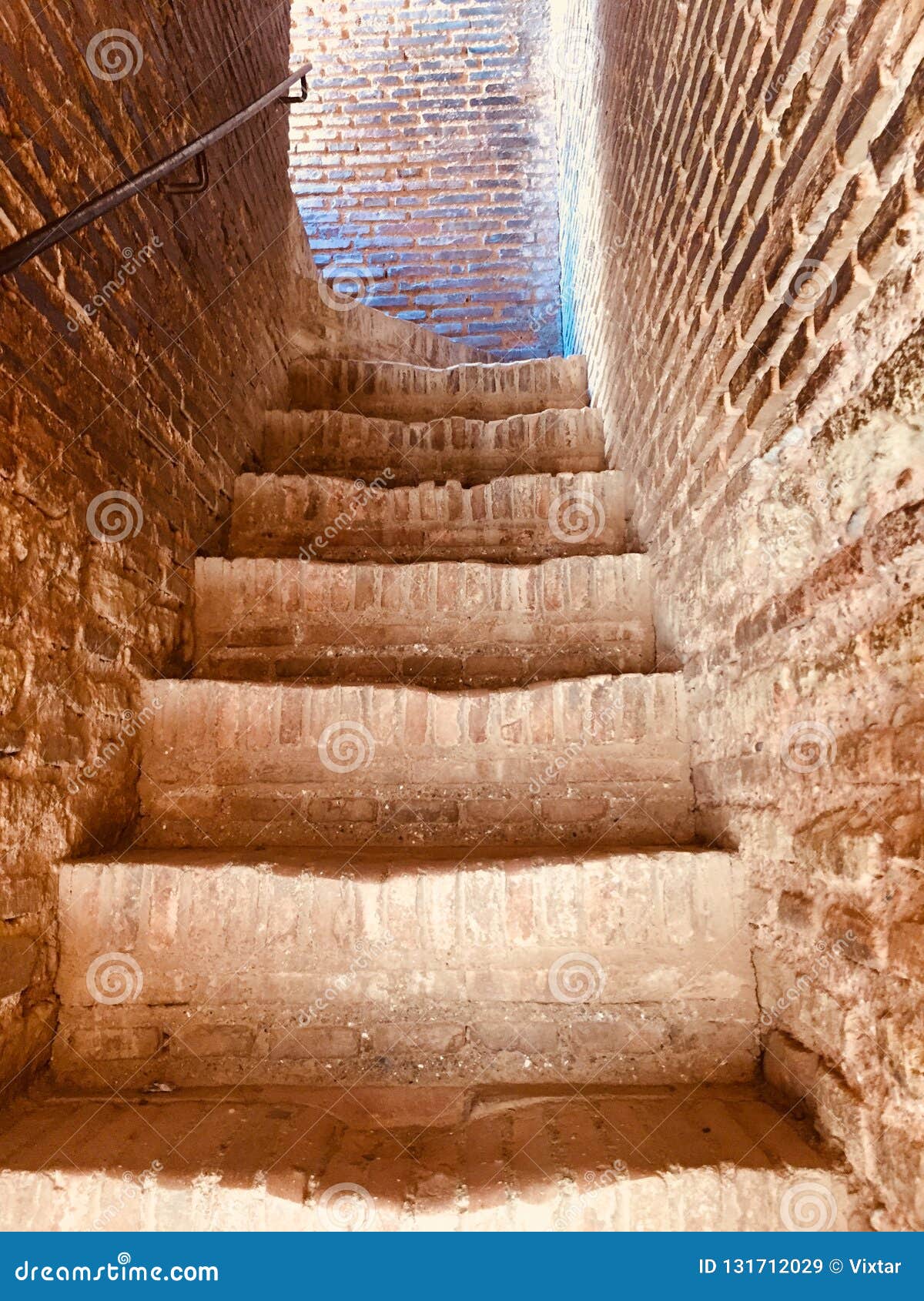 Etapas de pedra pequenas dentro do castelo militar em Granada - conduzindo nas ameias