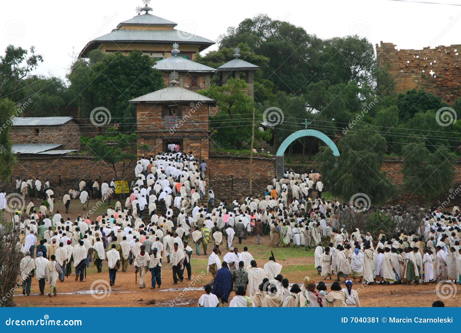 Ethiopia pogrzebu yeha. Yeha axumite plecy yeha target1164_1_ wieka ceremonii kościelne daty wchodzić do Ethiopia kościelnego żałobnego kongdom monasteru starych ortodox ludzi prawych ruin tigray target1176_0_ tradycyjnego yeha