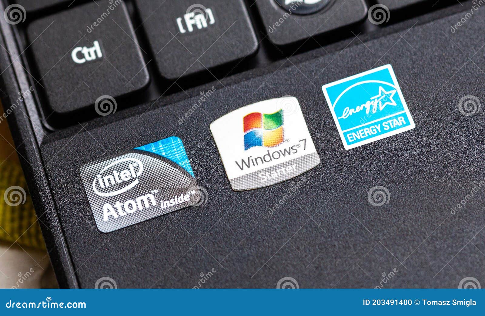 Etichette Di Produzione Di Adesivi Su Un Poggiatesta Portatile. Logo  Windows 7 Starter Simboli Intel Atom Energy Star Immagine Editoriale -  Immagine di tastiera, aziende: 203491400