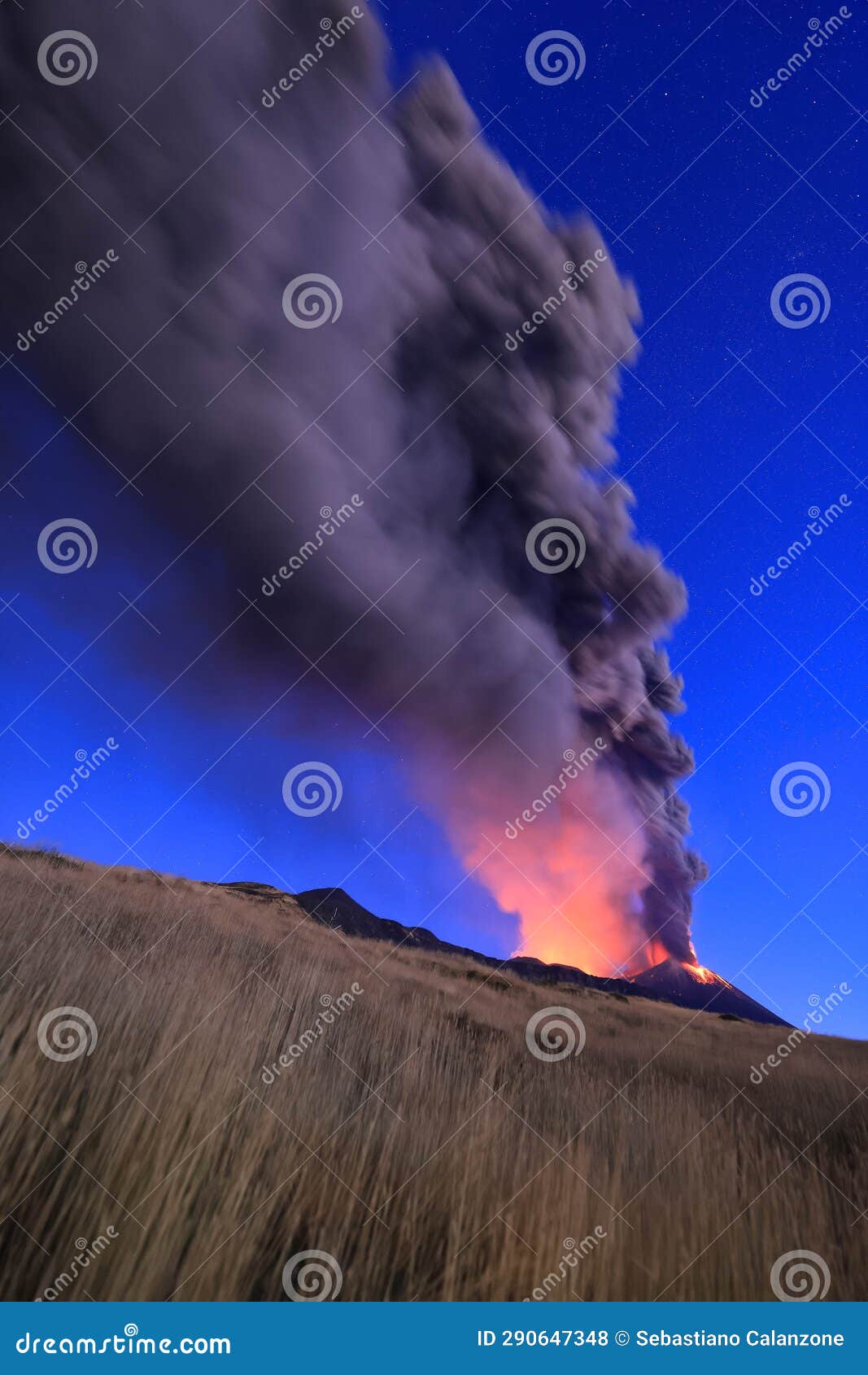 eruzione etna durante vista all'alba con grandi emissioni di cenere dal cratere della cima del vulcano nel cielo azzurro