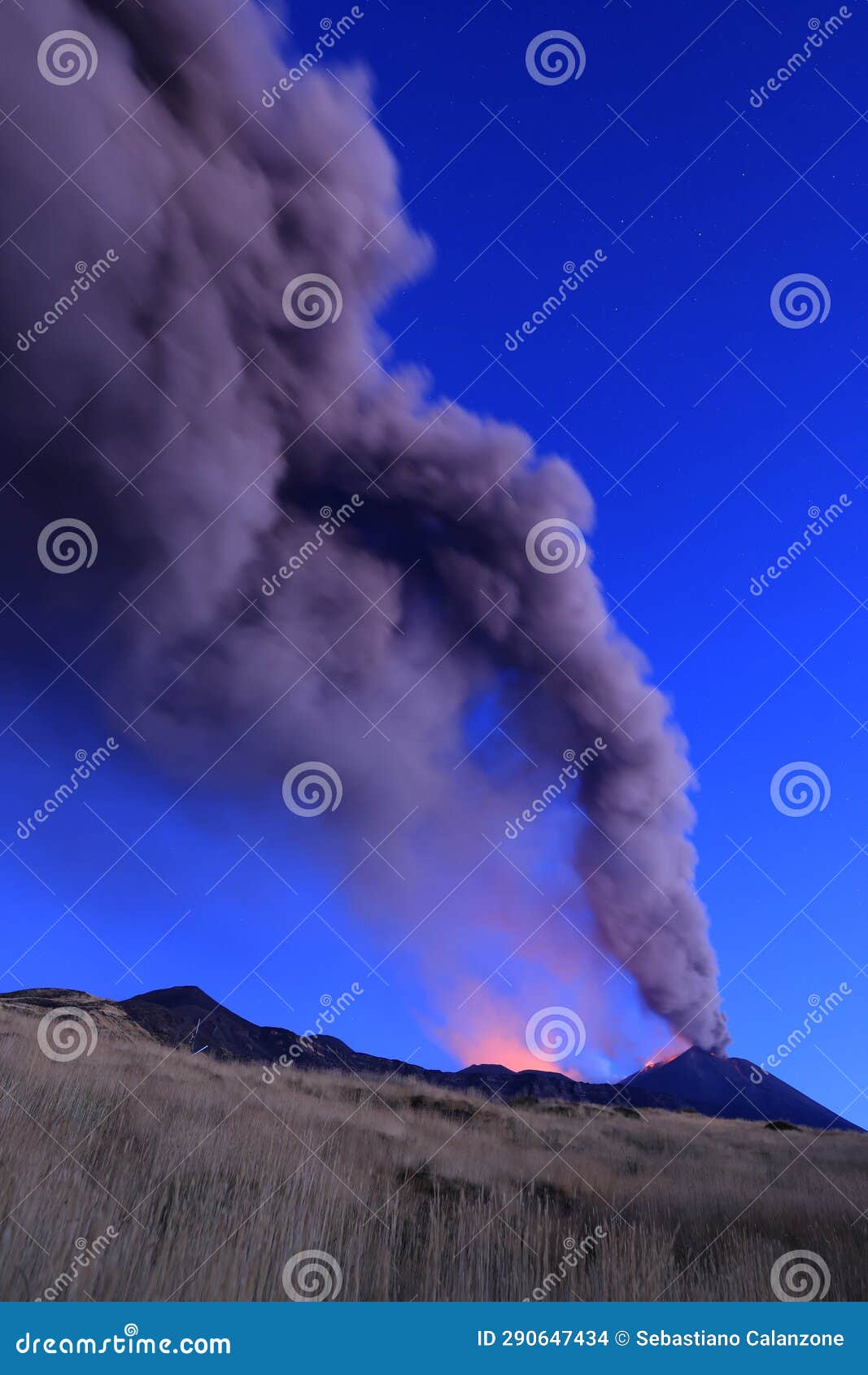 eruzione etna durante vista all'alba con grandi emissioni di cenere dal cratere della cima del vulcano nel cielo azzurro