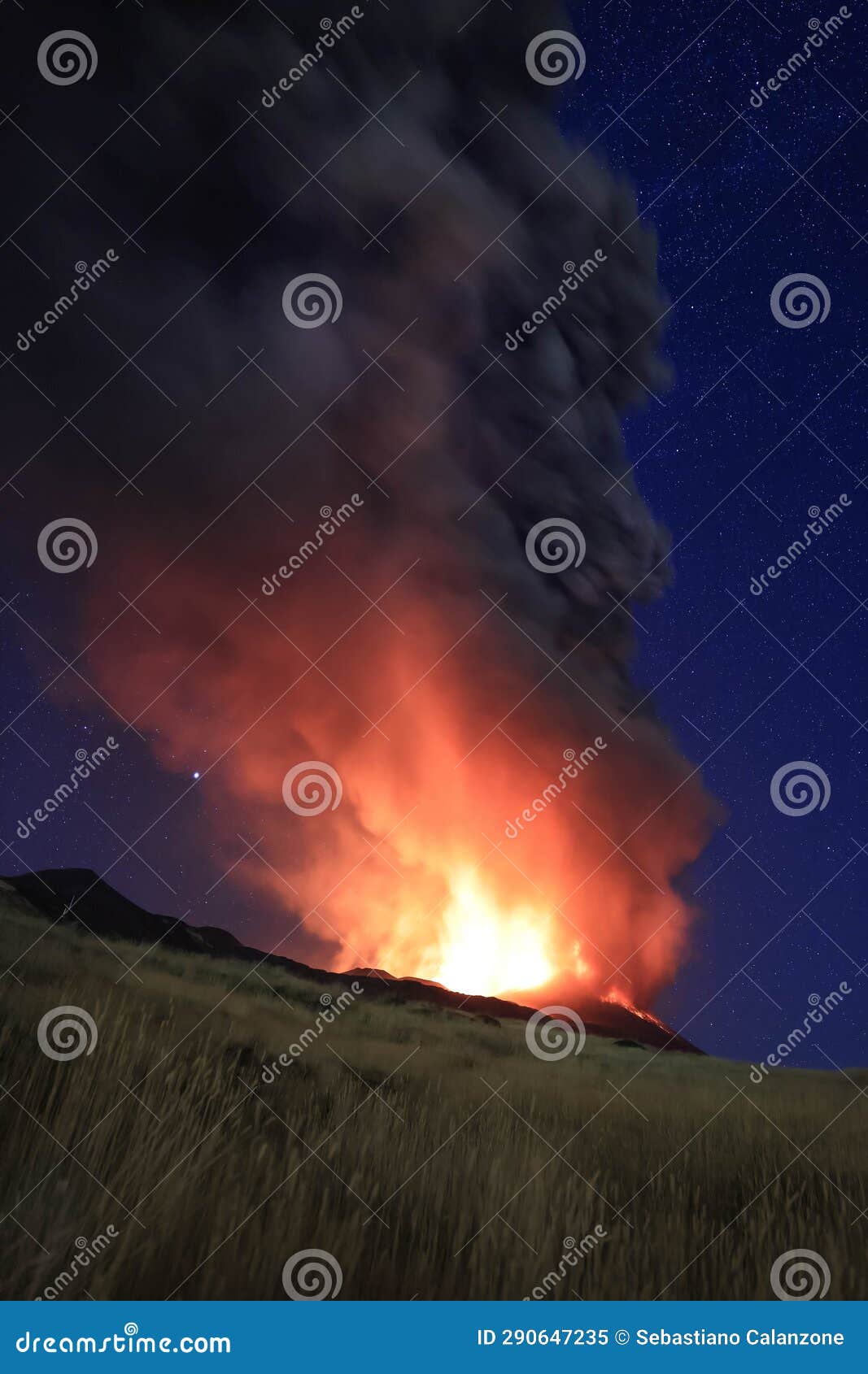 l'etna in sicilia grande eruzione con grandi emissioni di cenere dal cratere del vulcano nel ciel notturno stellato