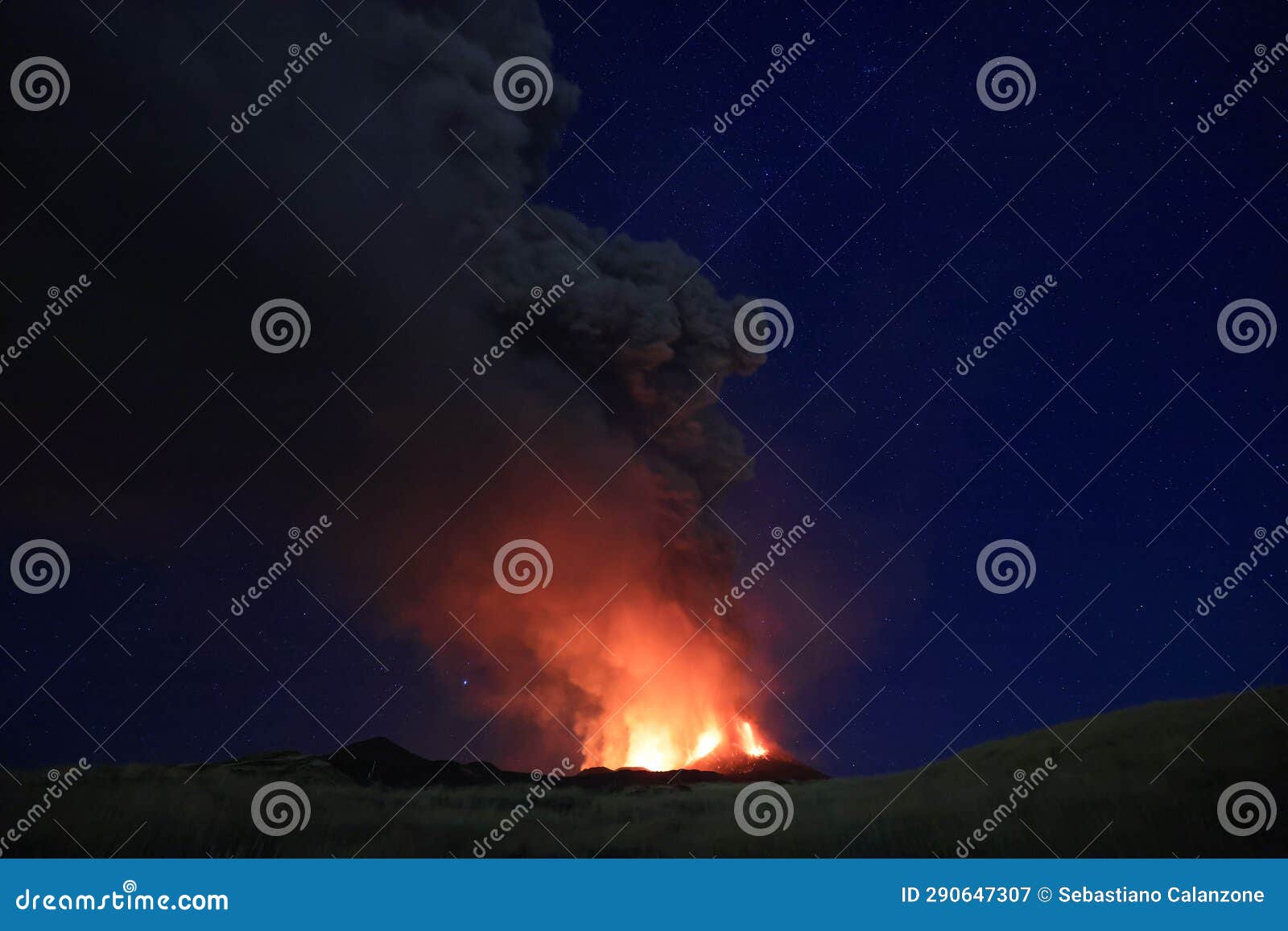 l'etna in sicilia grande eruzione con grandi emissioni di cenere dal cratere del vulcano nel ciel notturno stellato