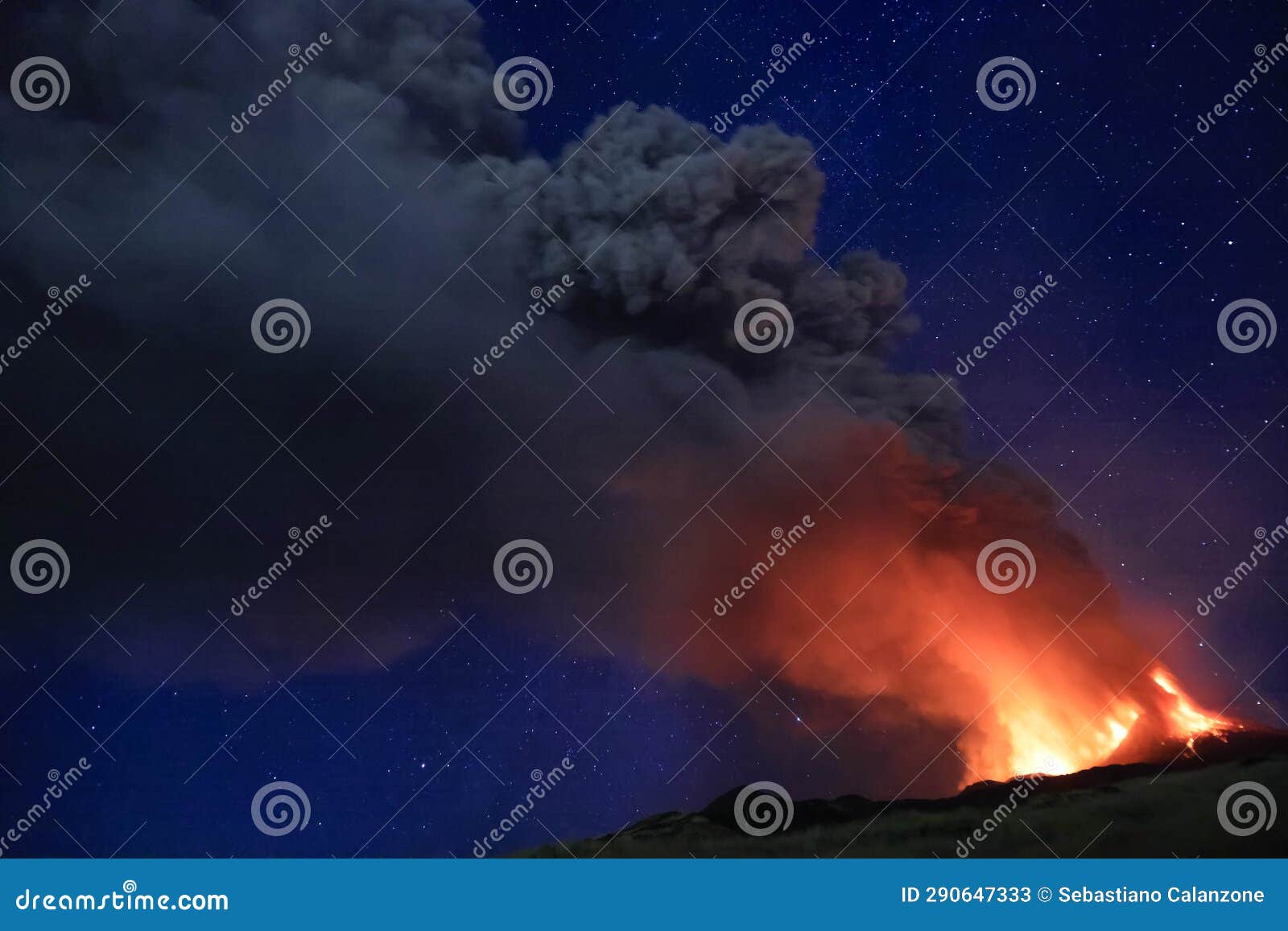 l'etna in sicilia grande eruzione con grandi emissioni di cenere dal cratere del vulcano nel ciel notturno stellato