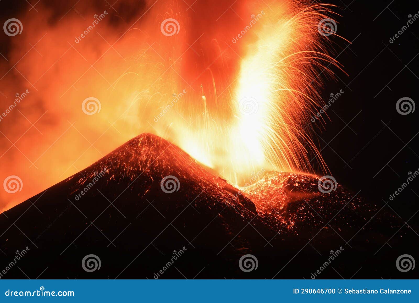 etna - enorme esplosione di magma e lava dal cratere del vulcano di sicilia vista di notte