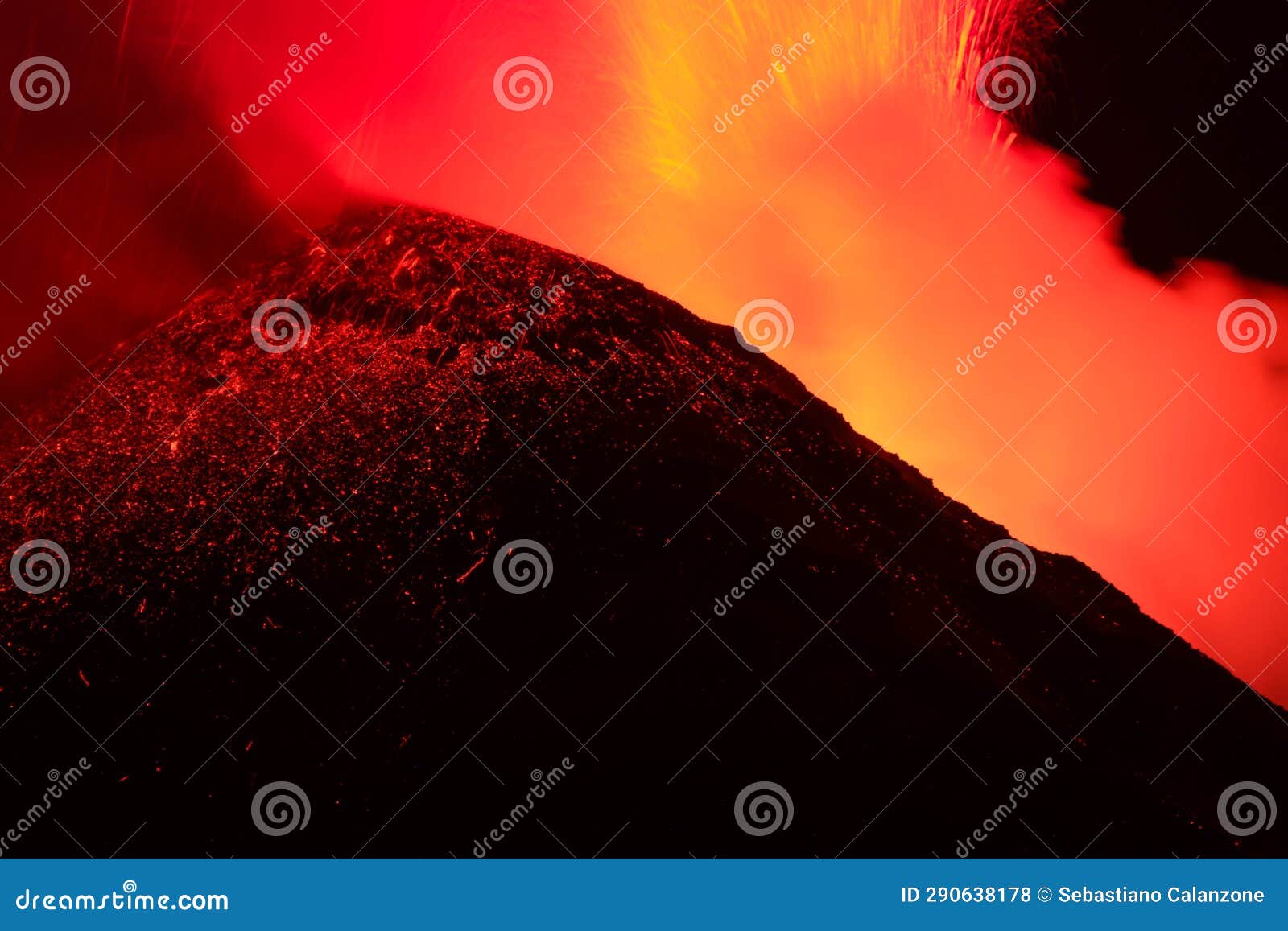 etna - esplosione di lava dal cratere durante l'eruzione vulcanica di notte con sfondo nero