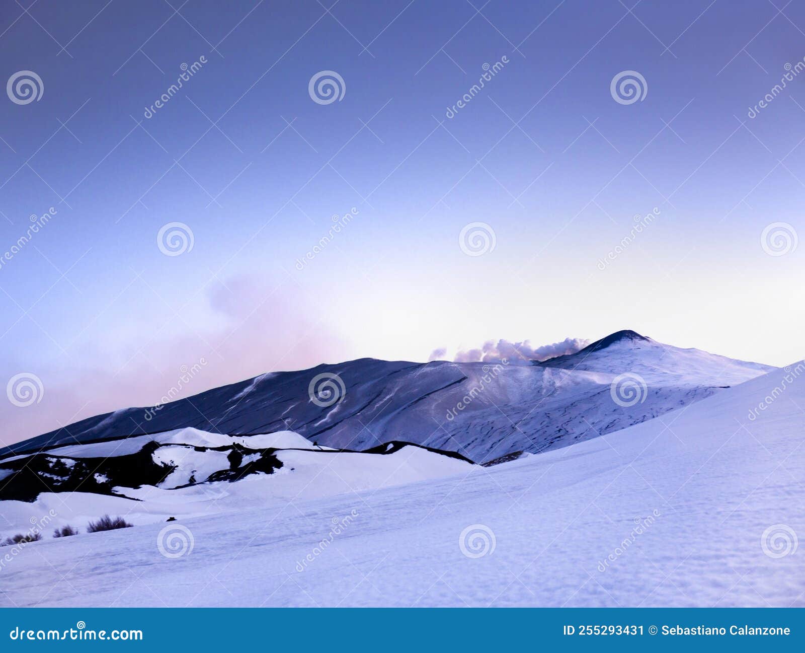etna - paesaggio invernale con neve al tramonto durante la blue hour sul vulcano etna al crepuscolo - sicilia