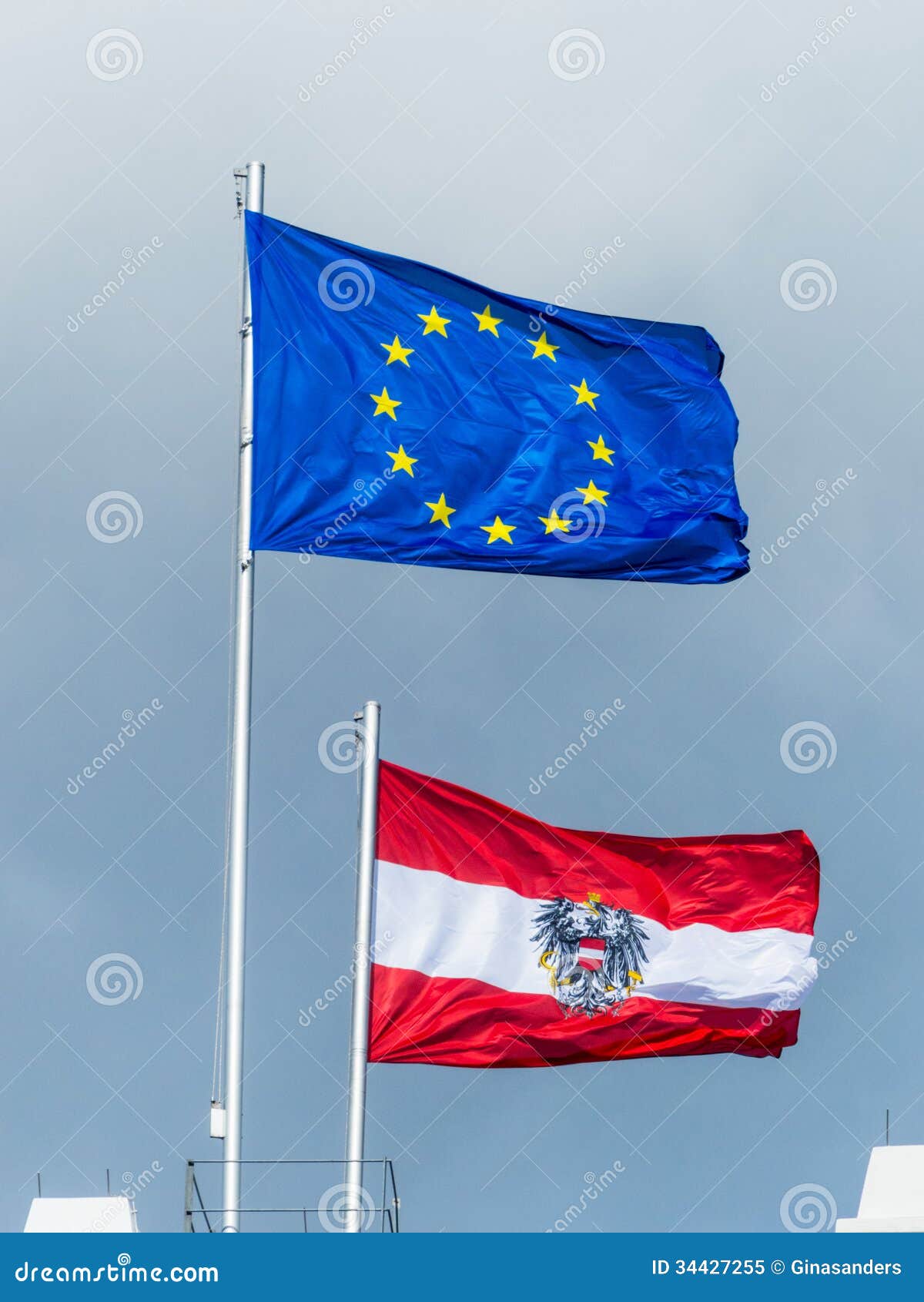 Eu-Flagge und Flagge Österreich. Die Flagge der Europäischen Gemeinschaft (Eu) und die österreichische Flagge.