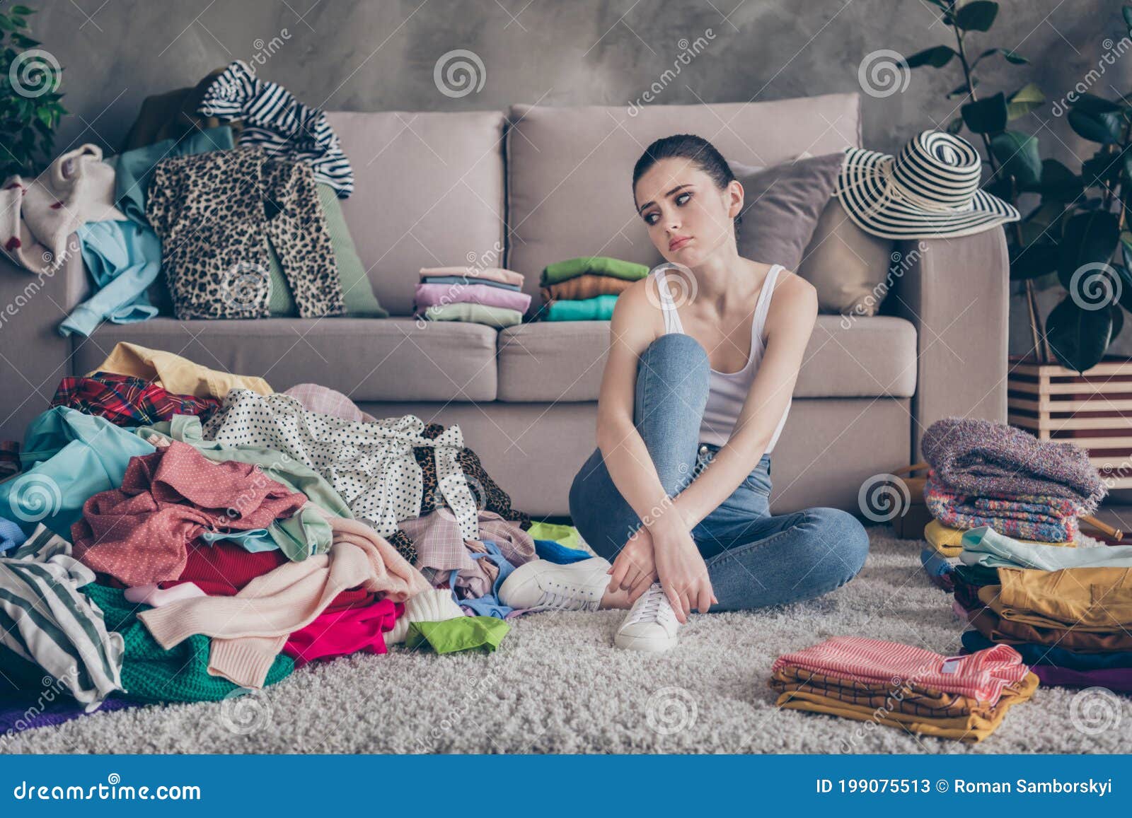 Foto Longa De Uma Ansiosa Frustrada Pernas De Cama Cruzadas Tapetes Dobrados  Têm Problemas De Lavanderia De Casa De Ferro Toque Foto de Stock - Imagem  de menina, fêmea: 199075412