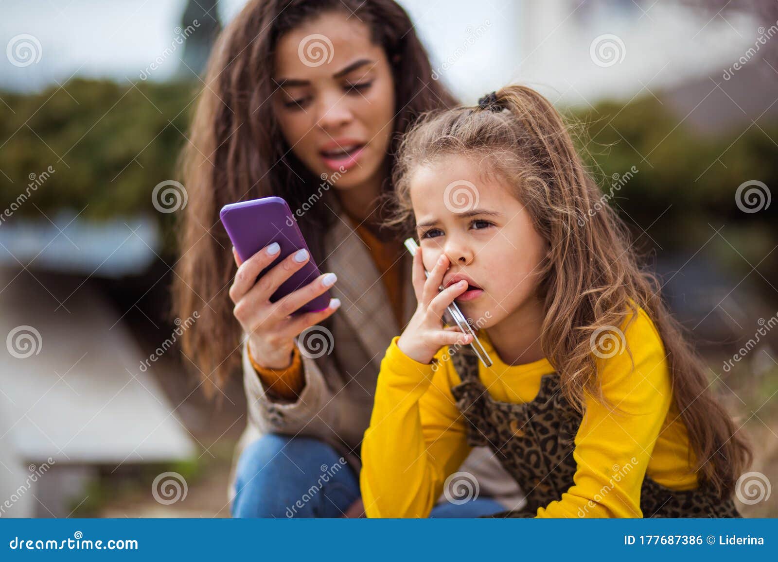 Eu Quero Jogar, Mas Ela Está No Telefone O Tempo Todo Foto de Stock -  Imagem de assento, lifestyle: 177687386