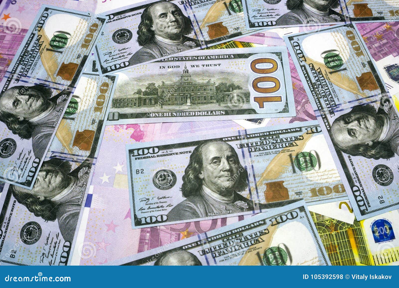 许多货币的背景，欧元EUR，带有500、200和100美元和欧元钞票。很多钱。欧元库存照片- 图片包括有背包, 银行: 105392598