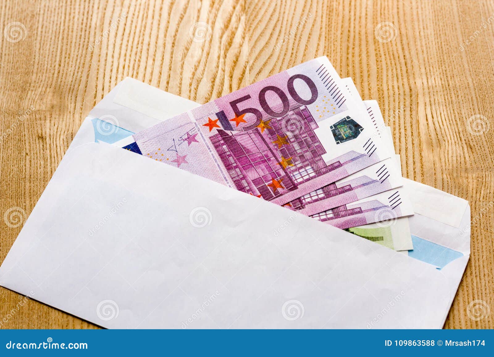enveloppe billets euros fond blanc Photos
