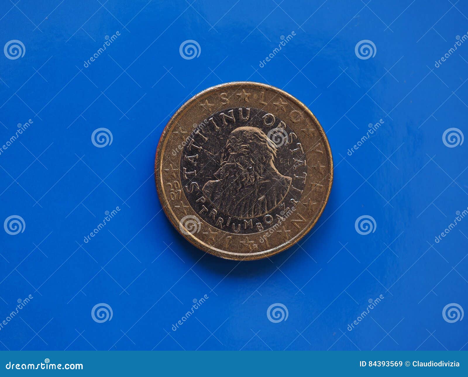 1 euro- moeda, União Europeia, Eslovênia sobre o azul. 1 euro- dinheiro EUR da moeda, moeda da União Europeia, Eslovênia sobre o fundo azul