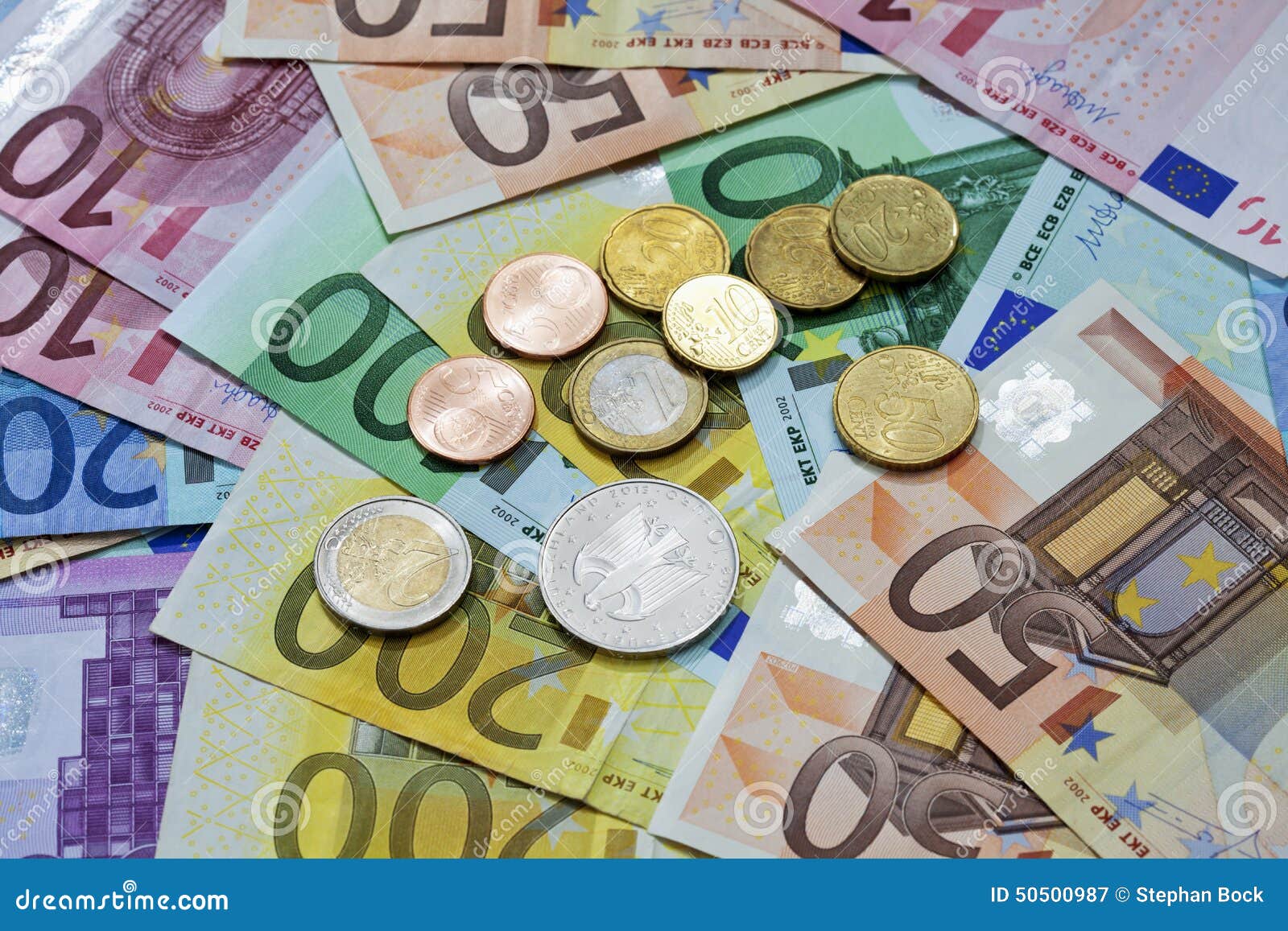 Euro monete sul mucchio di euro note