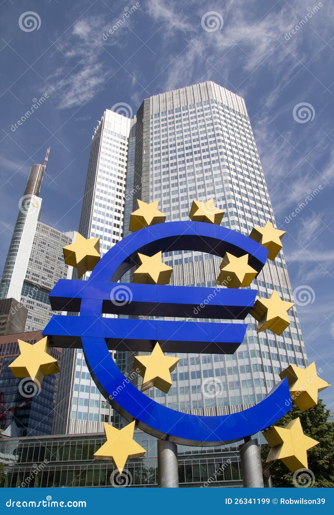 FRANCOFORTE, GERMANIA - 23 AGOSTO: Il grande euro segno famoso alla Banca Centrale Europea il 23 agosto 2012 a Francoforte, Germania. La banca è stata istituita dal Trattato di Amsterdam in 1998.