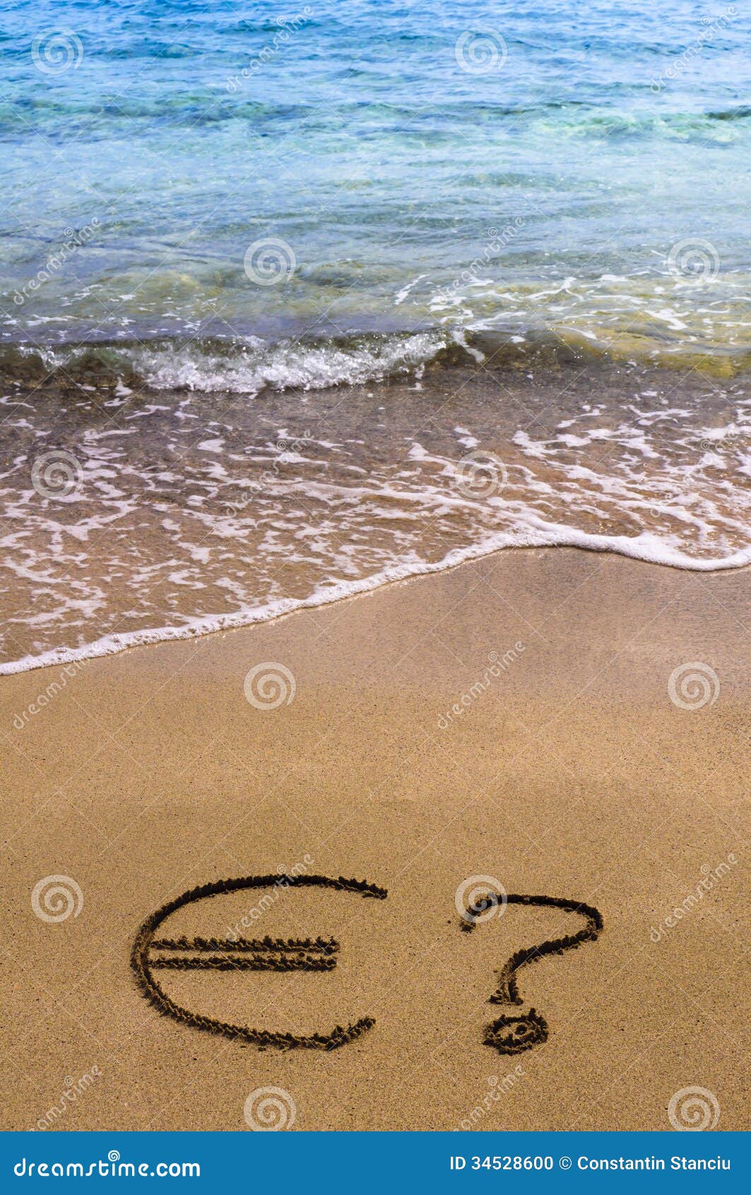 Euro unterzeichnen Sie herein den Sand, mit blauem Meerwasser im Hintergrund