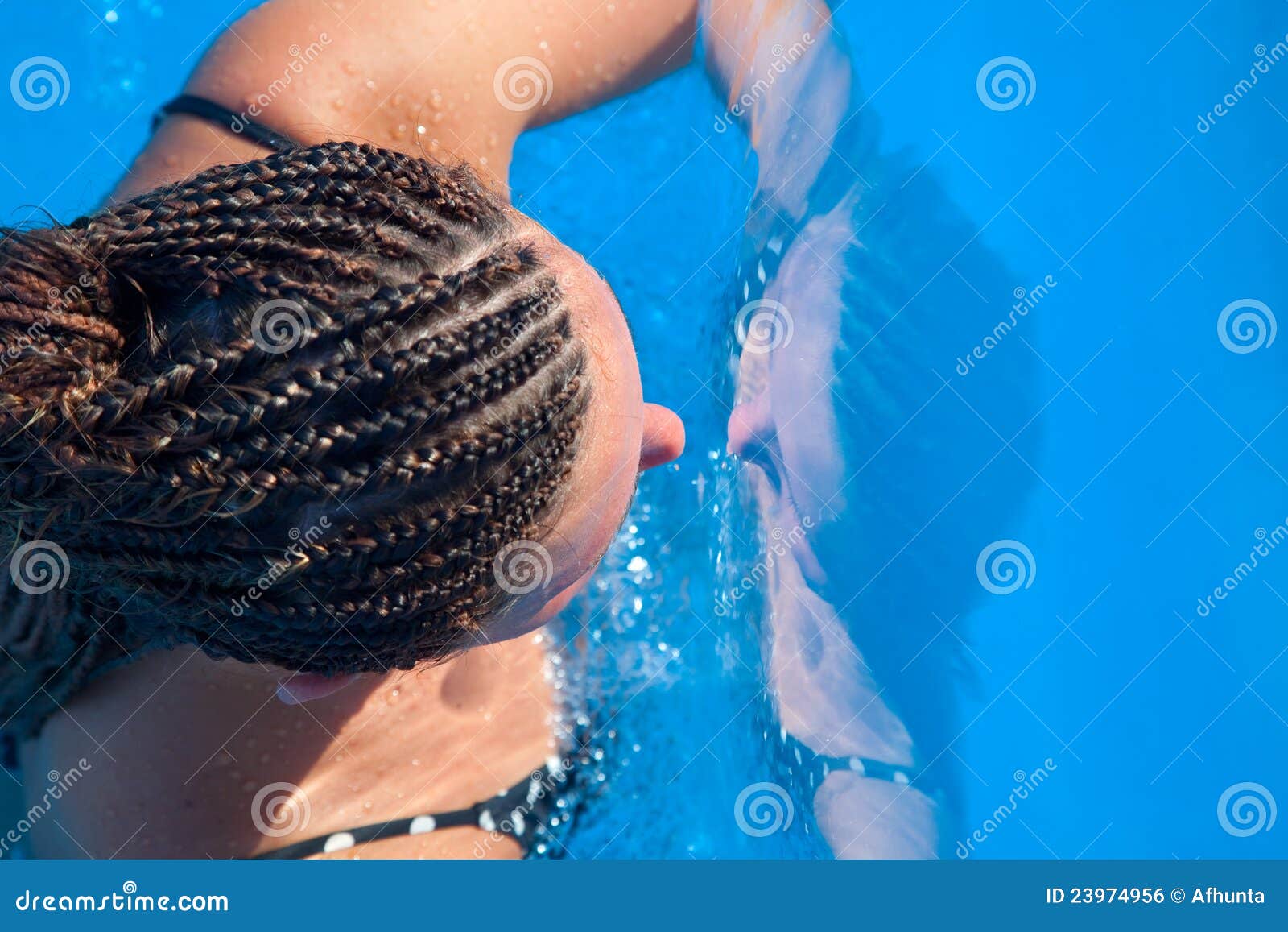 Europaische Frau Mit Einer Afrikanischen Frisur Stockfoto Bild Von Afrikanischen Frau