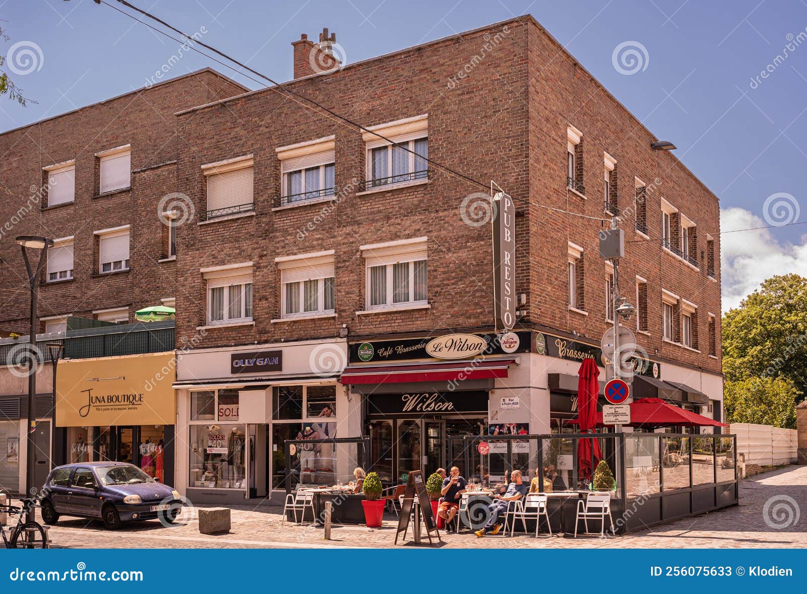 https://thumbs.dreamstime.com/z/europe-france-dunkerque-july-le-wilson-popular-pub-brasserie-neighbor-clothing-stores-boutiques-rue-du-president-flat-256075633.jpg