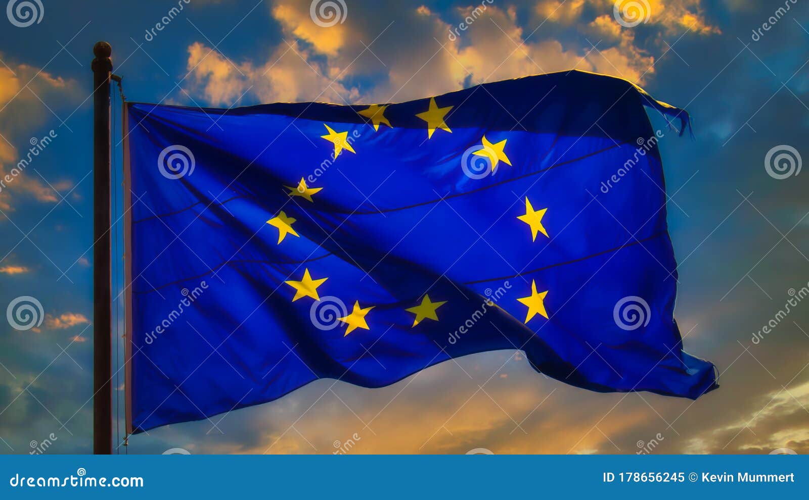 Geografische Lage – Europäische Union. Ein Wimpel In Form Einer Flagge Der  Europäischen Union, Umgeben Von Einer Gruppe Weißer Wimpel, Wird Zufällig  Auf Einer Reflektierenden Oberfläche Platziert. 3d-rendering-grafiken.  Lizenzfreie Fotos, Bilder und