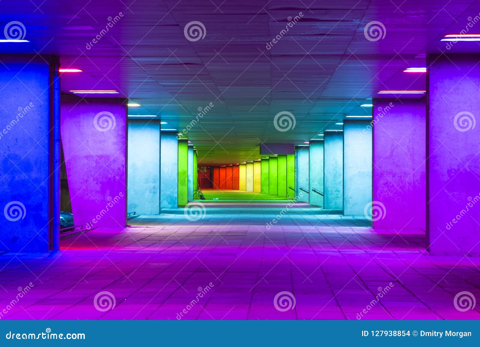 Moet archief brandwonden Europese Toneelbestemmingen Tunnel Van Veranderend Licht in Rotterdam in  Nederland Stock Foto - Image of kleurrijk, nacht: 127938854