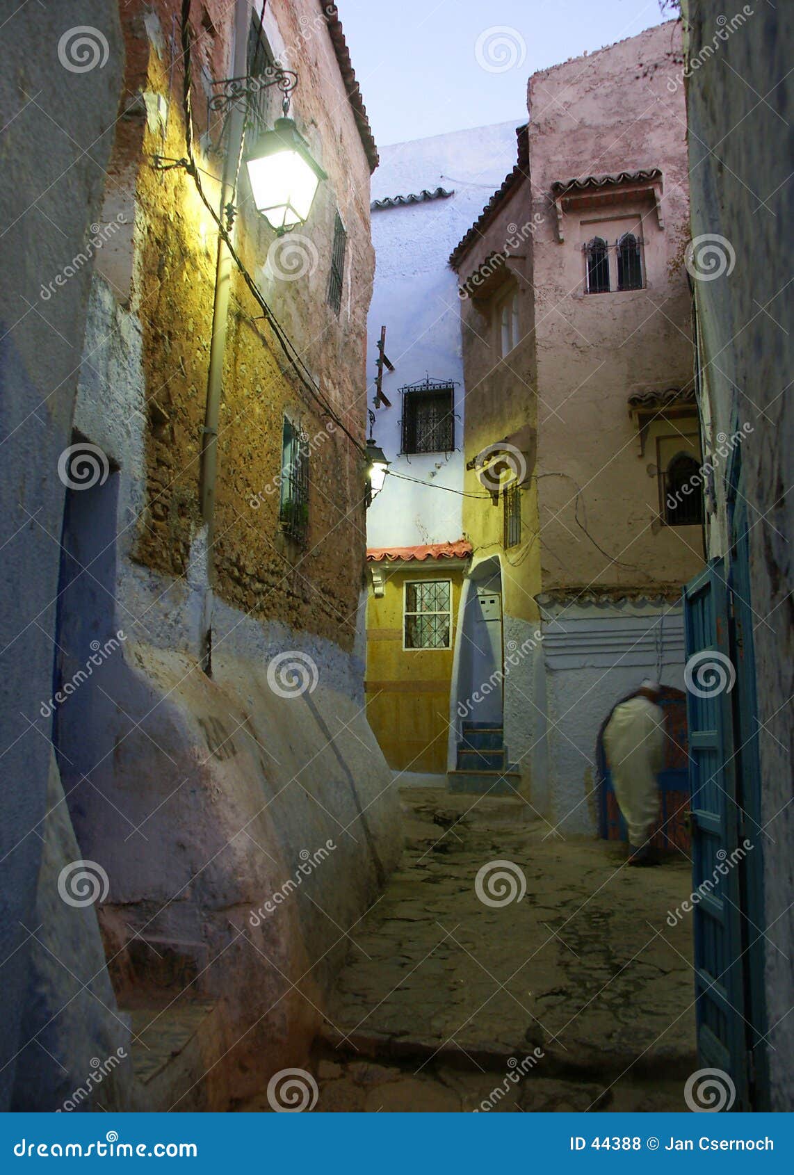 evening in the alleyway