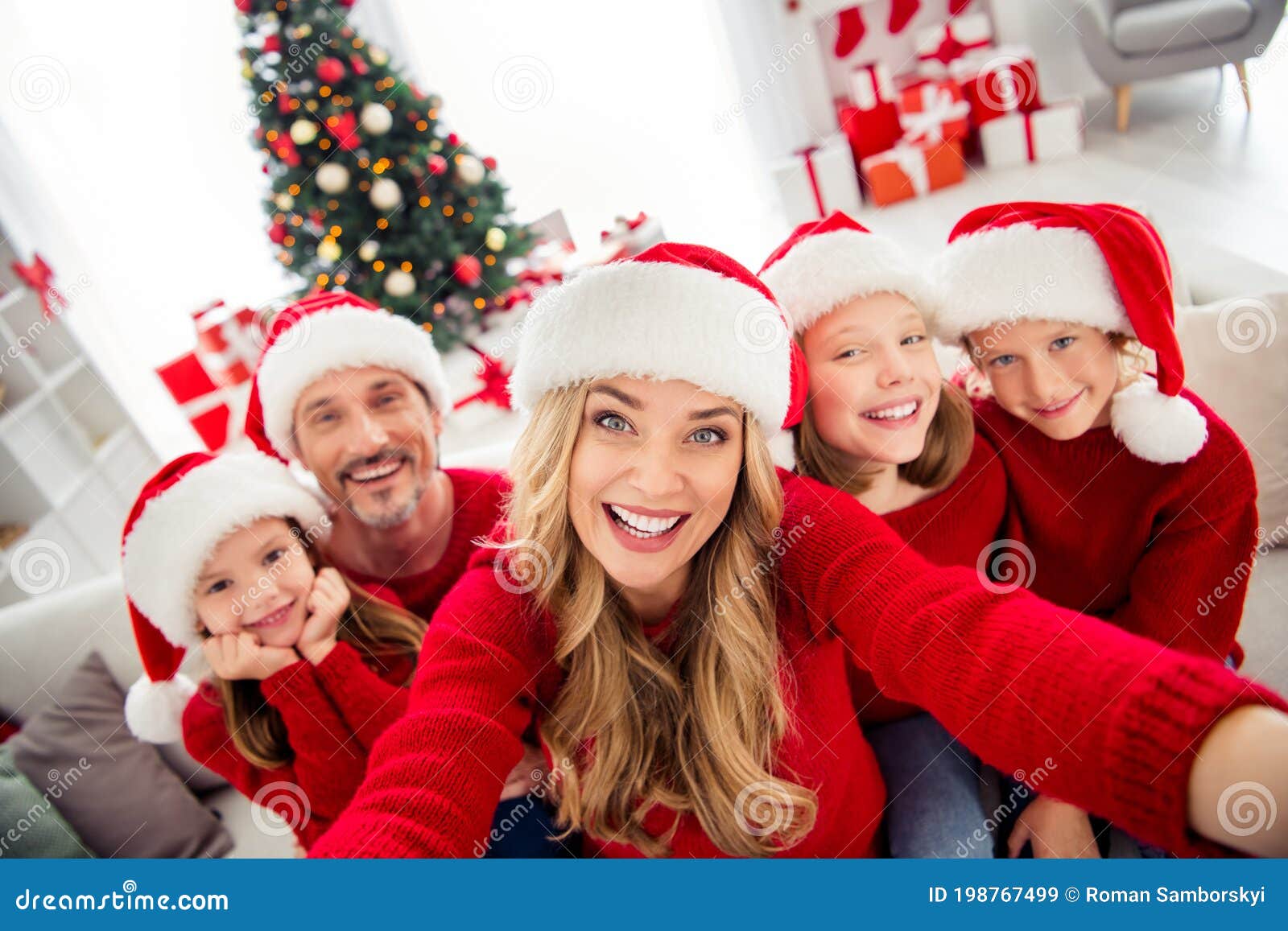 Evento De Tradição De Véspera De Natal Da Família. As Pessoas Mãe Pai Três Crianças Adolescentes Fazem Parentes De Bate-papo Selfi Imagem de Stock - Imagem de esposa, menina: 198767499 Evento De Tradição De Véspera De Natal Da Família. As Pessoas Mãe Pai Três Crianças Adolescentes Fazem Parentes De Bate-papo Selfi Imagem de Stock - Imagem de esposa, menina: 198767499